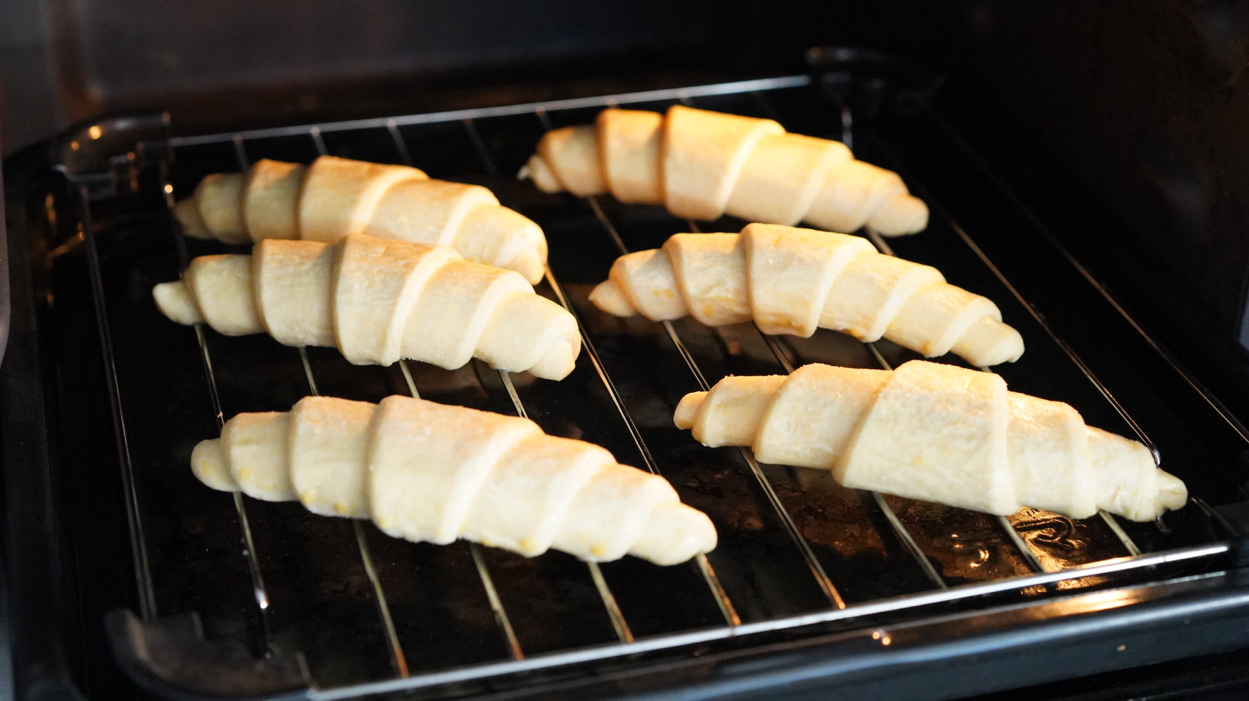 ピカールのおすすめ冷凍食品「ミニクロワッサン」をオーブンで焼いている写真