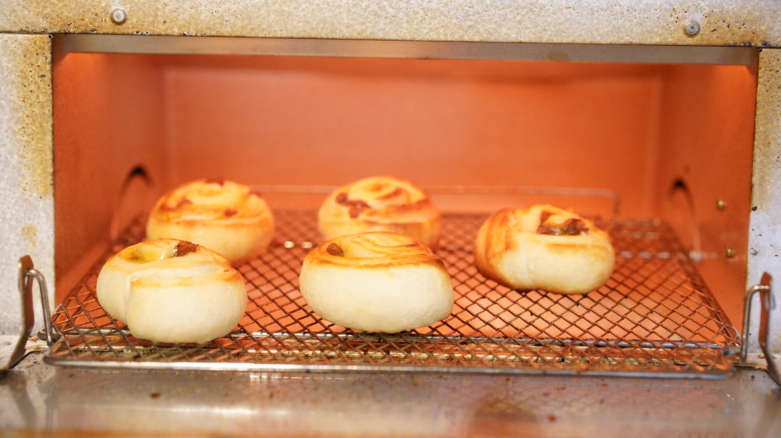 ピカールのおすすめ冷凍食品「ミニ・パンオレザン」をオーブントースターで調理している写真