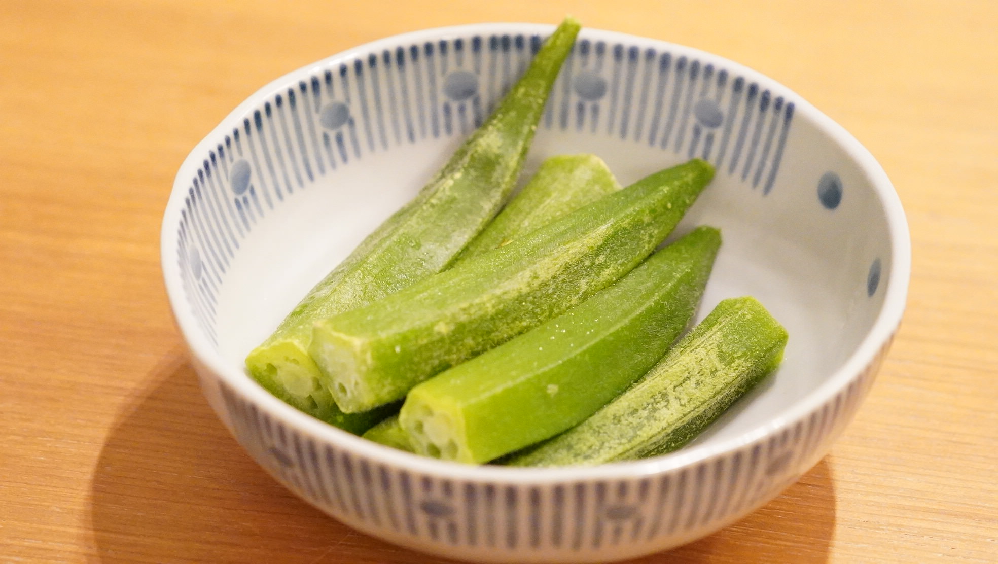 生協coop宅配の冷凍食品「九州産オクラ」を皿に盛りつけた写真