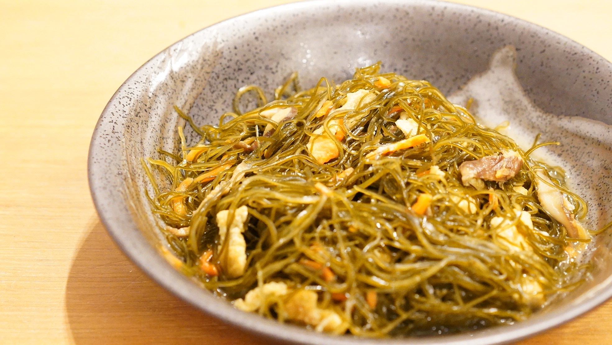 無印良品のおすすめ冷凍食品「京揚げ入り茶切り昆布煮」の写真