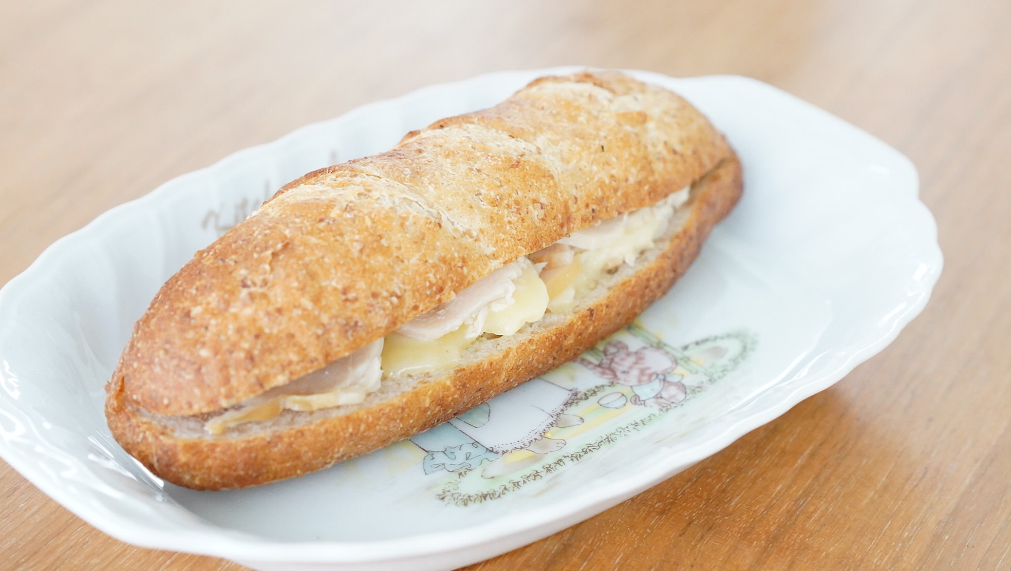 無印良品のおすすめ冷凍食品「ホットサンド・スモーク&チキン」の写真
