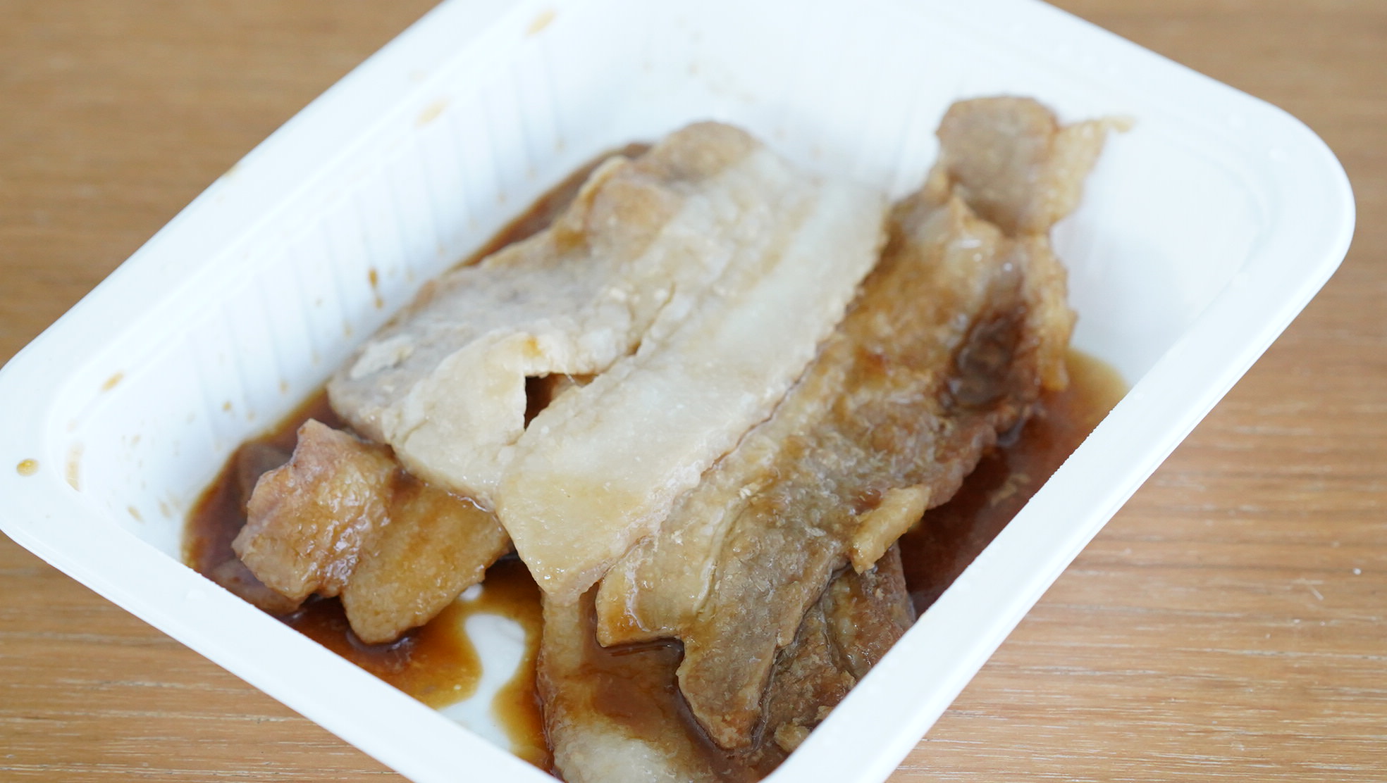 セブンイレブンのおすすめ冷凍食品「豚の生姜焼き」の中身の写真