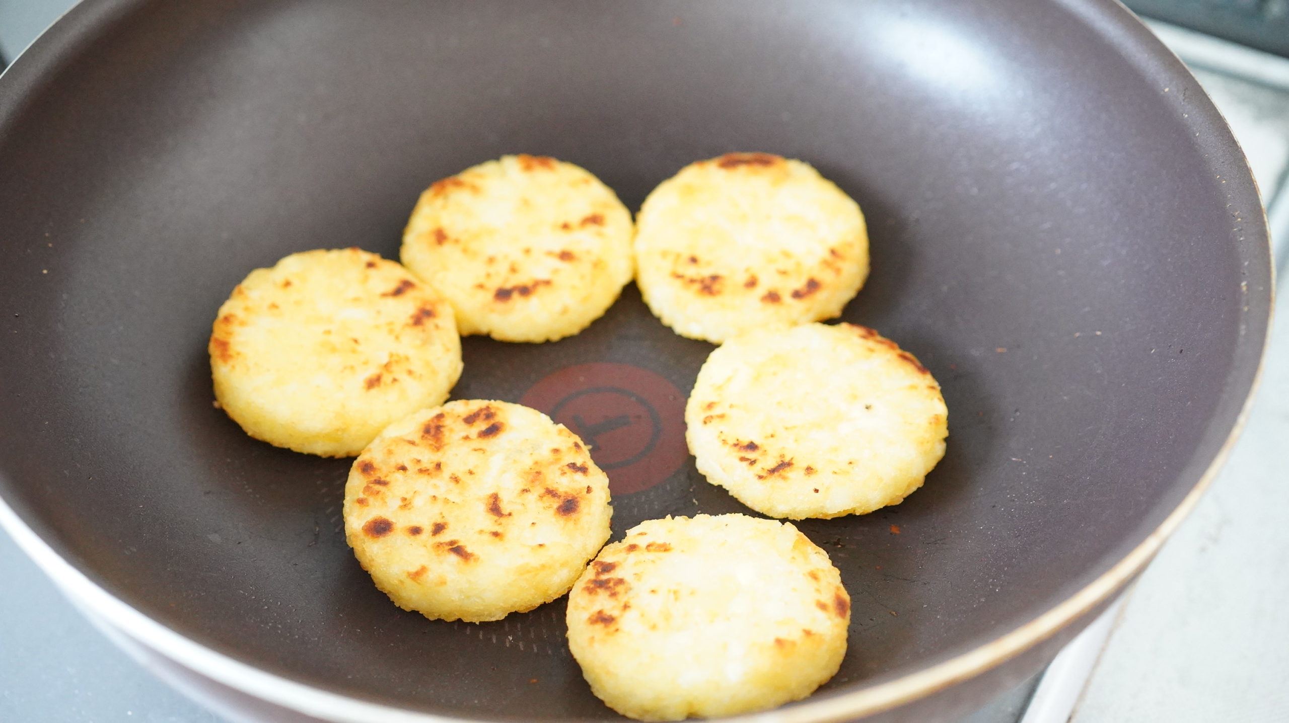 ピカールのおすすめ冷凍食品「ジャガイモのガレット」をフライパンで焼いている写真