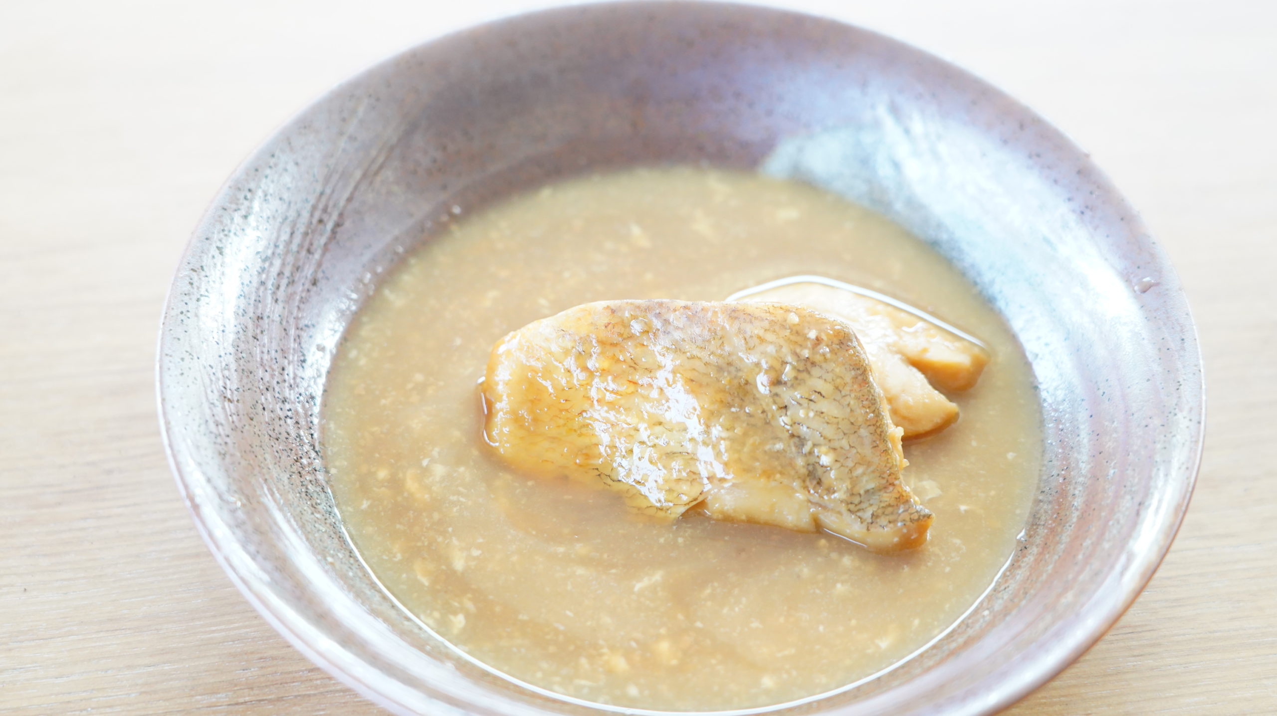 生協coop宅配の冷凍食品「赤魚の味噌煮」を皿に盛りつけた写真
