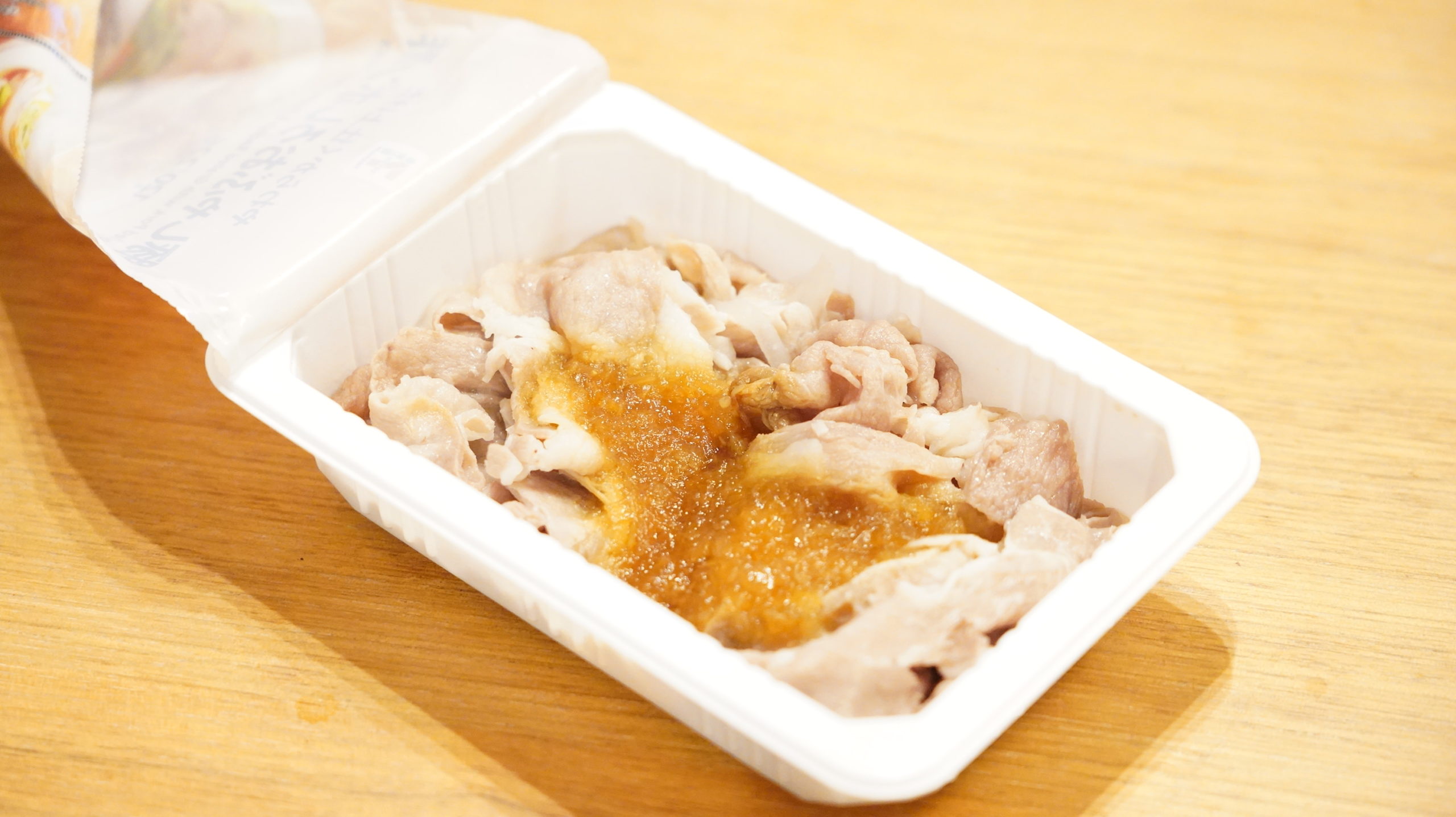 セブンイレブンの冷凍食品「やわらかく仕上げた豚しゃぶおろしポン酢」のパッケージ内部の写真