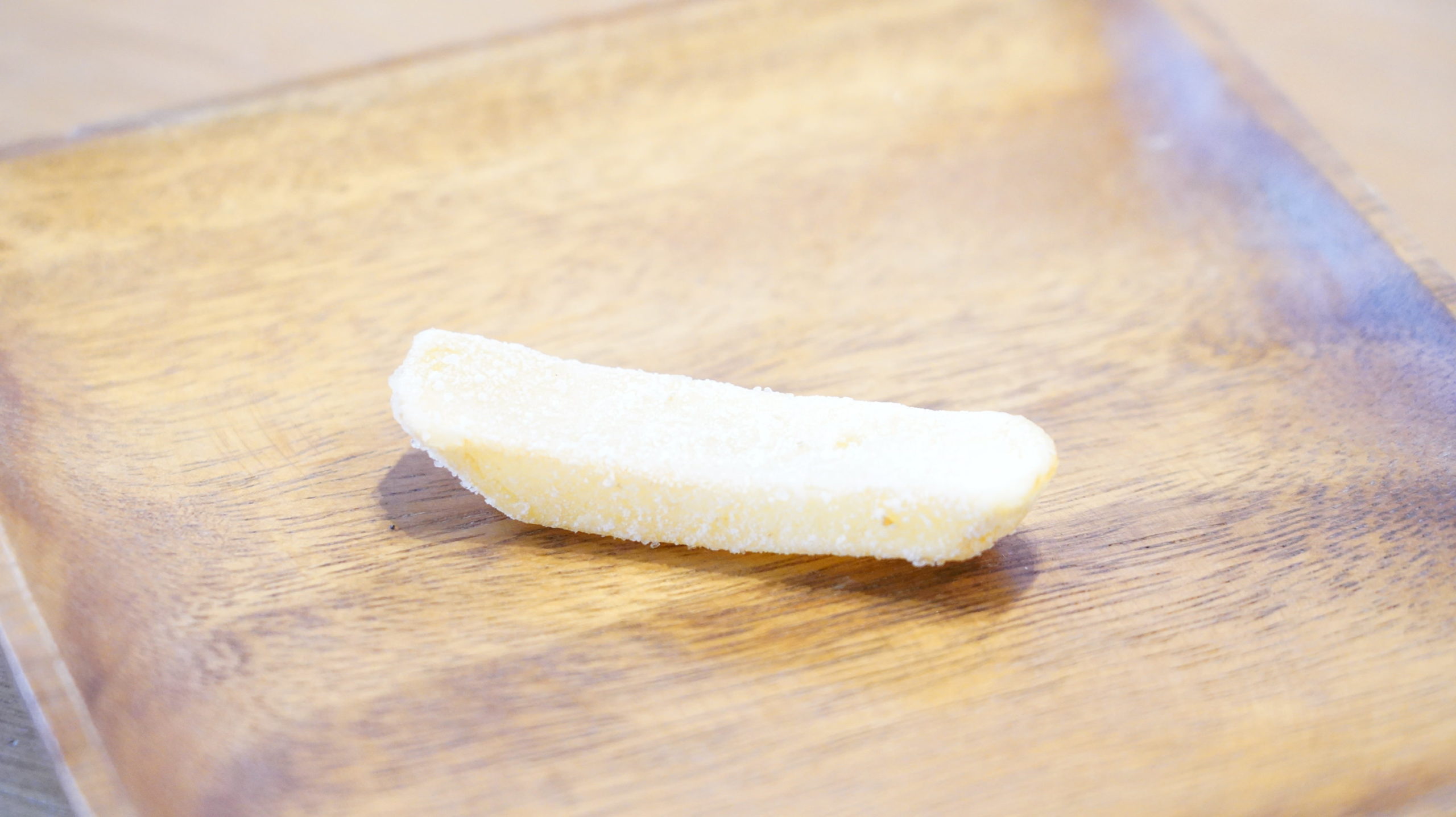 ピカールの冷凍食品「フレンチフライ XL」の加熱前に塩が付いている写真