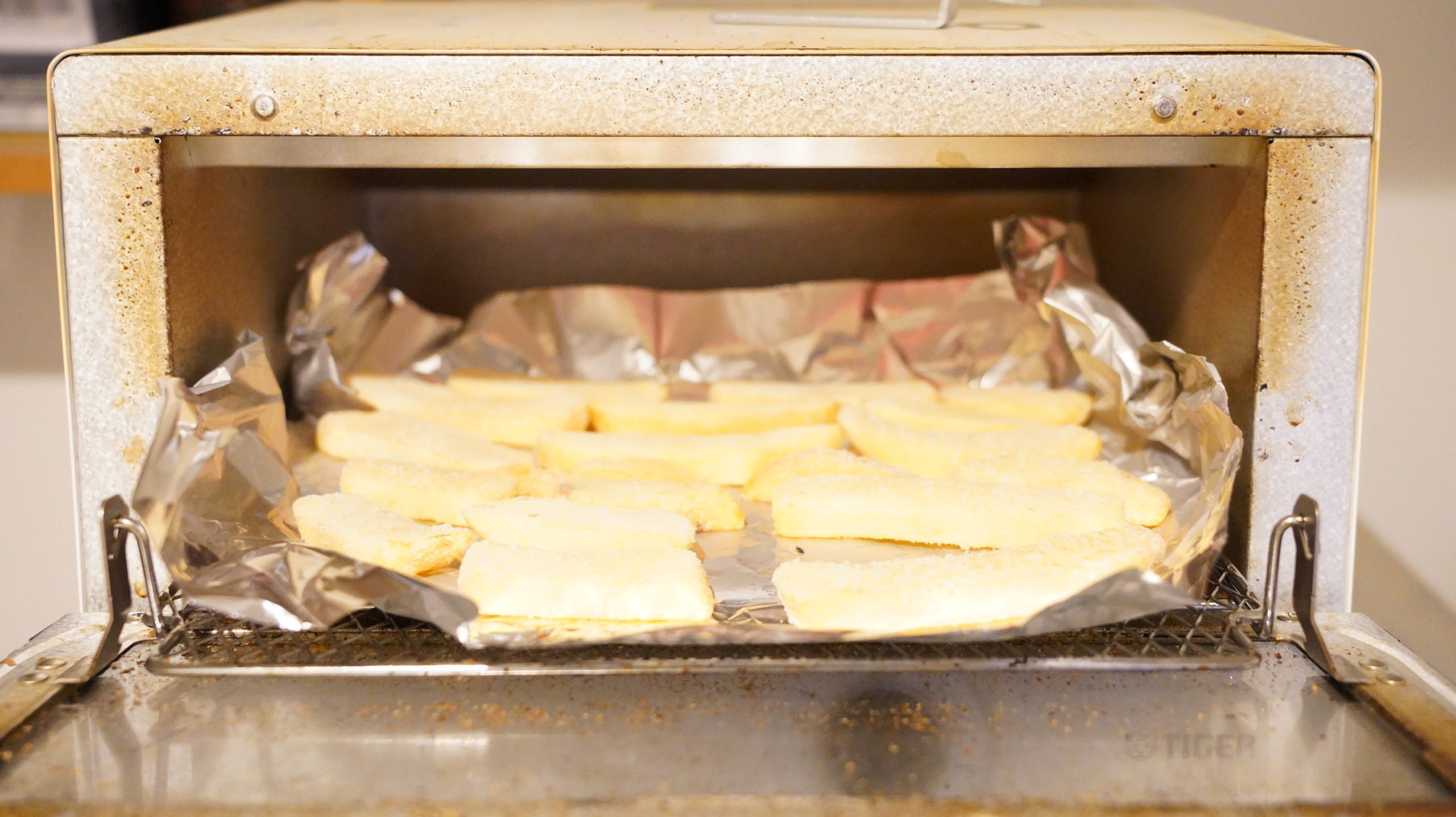 ピカールの冷凍食品「フレンチフライ XL」をオーブントースターで加熱するためにアルミホイルを敷いた写真