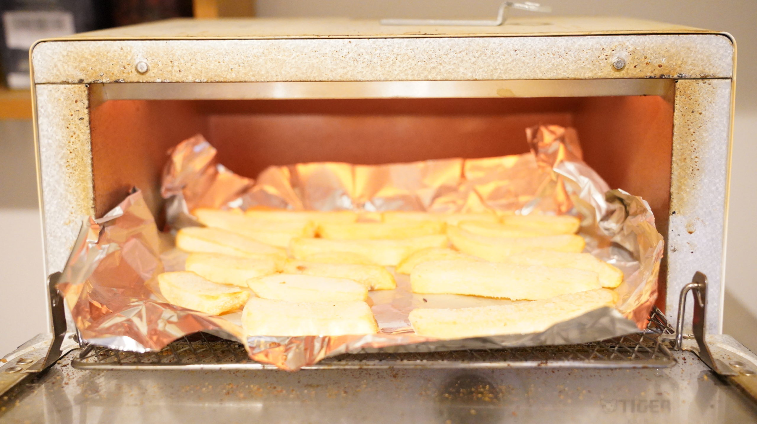 ピカールの冷凍食品「フレンチフライ XL」をオーブントースターで加熱している写真