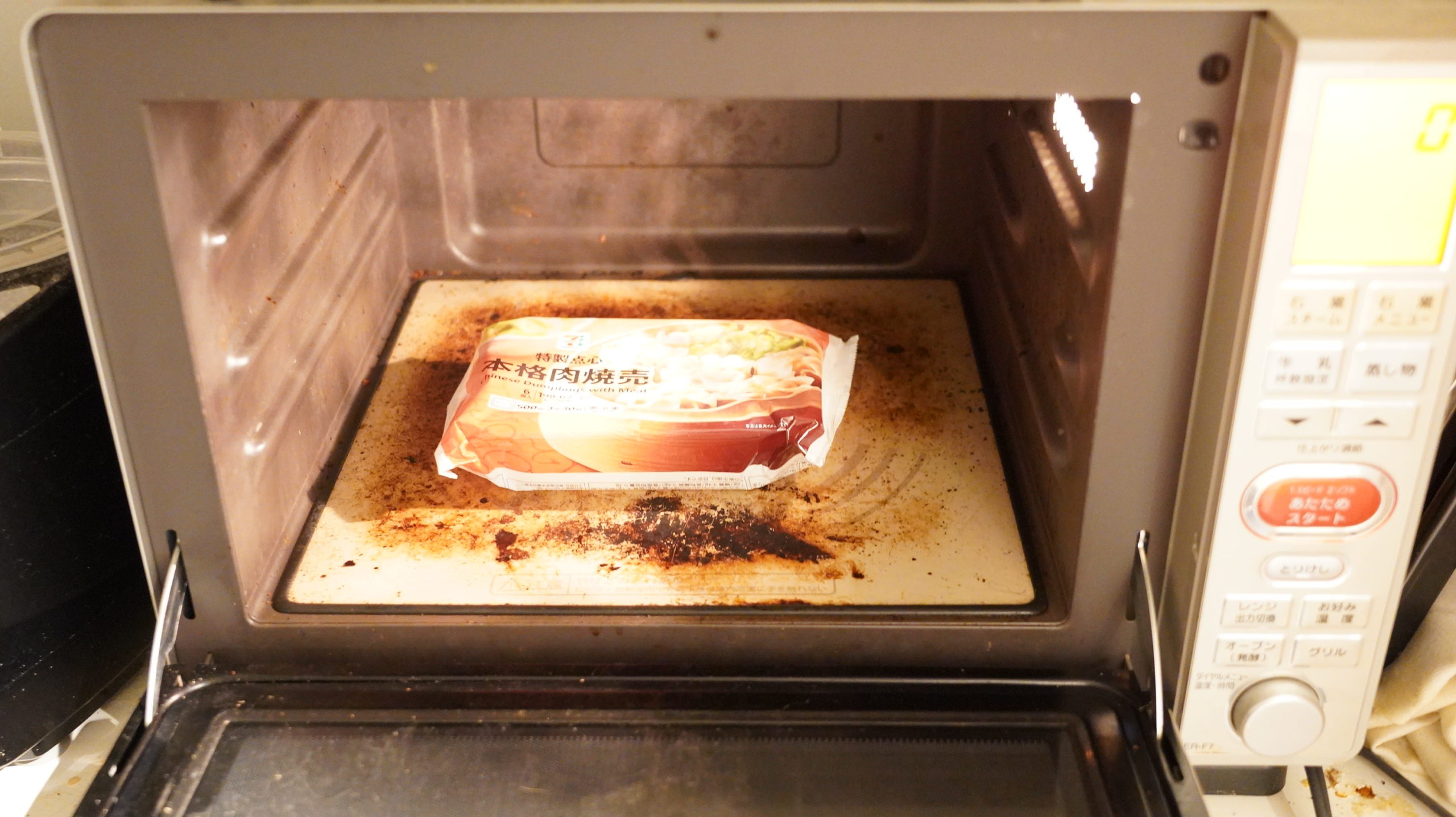 セブンイレブンの冷凍食品「特製点心・本格肉焼売」を電子レンジで加熱している写真