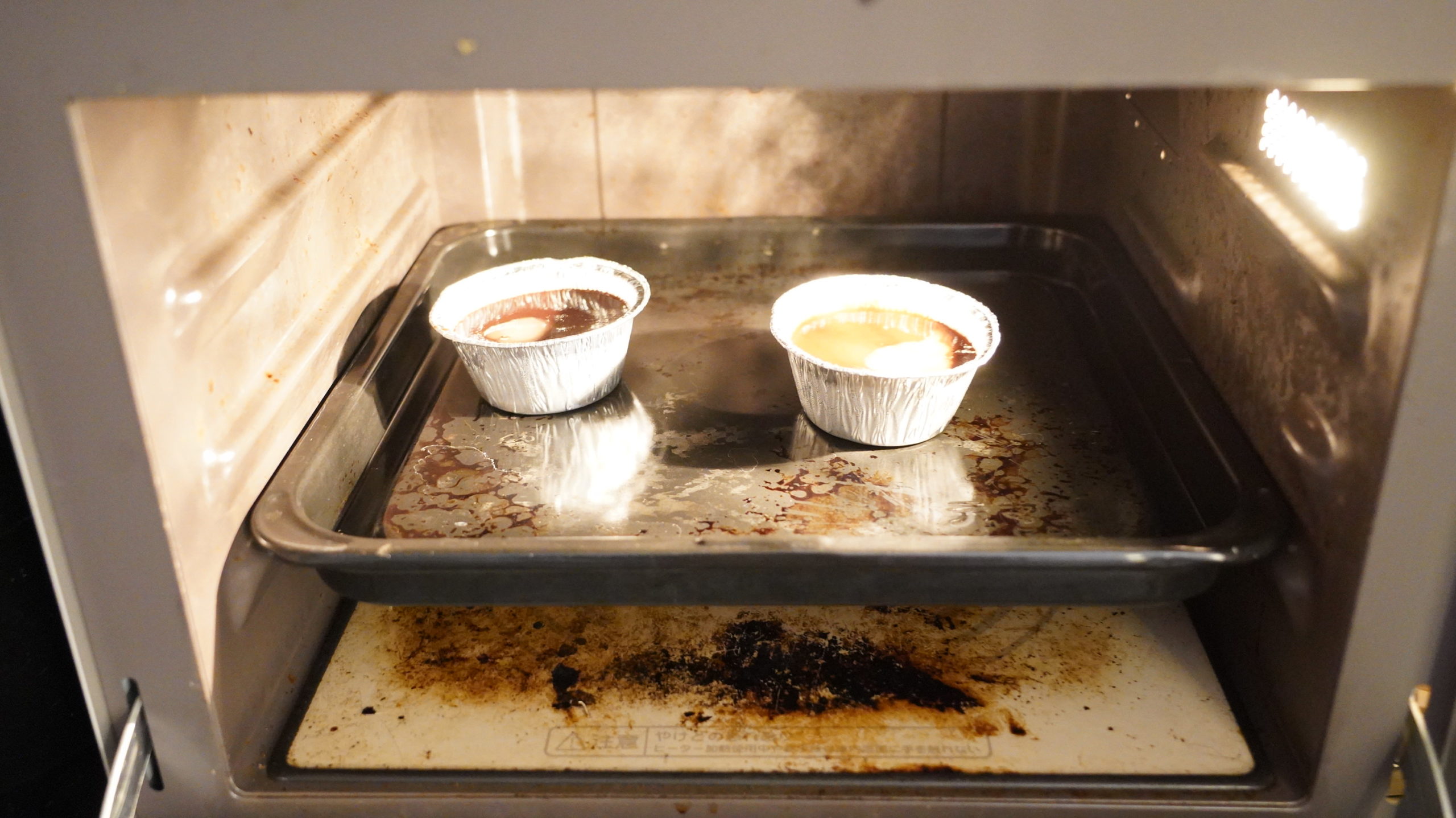 ピカールの冷凍食品「モアローショコラ」をオーブンで加熱している写真