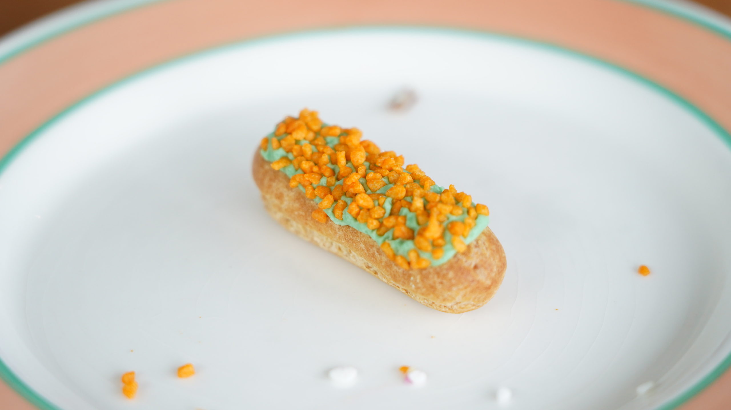 ピカールの冷凍食品「食いしん坊のミニエクレア」のピスタチオ味の写真