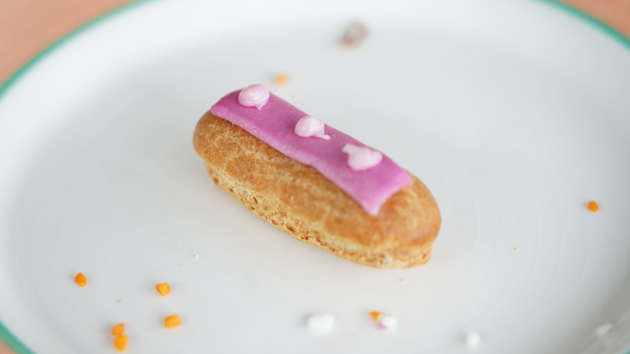 ピカールの冷凍食品「食いしん坊のミニエクレア」のフランボワーズ味の写真