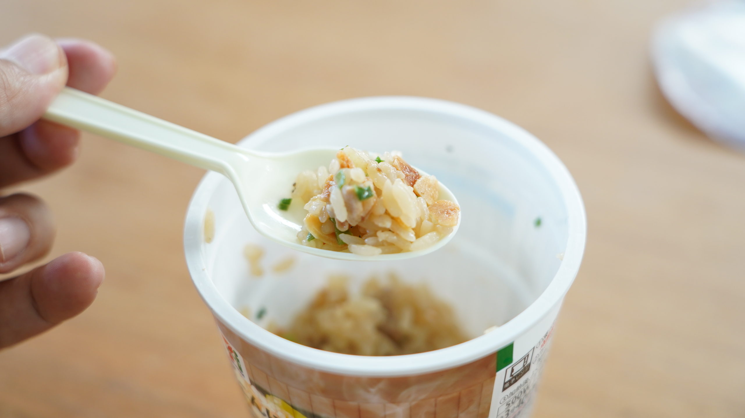 セブンイレブンの冷凍食品「禁断にんにくスタミナ飯」をスプーンで救った写真