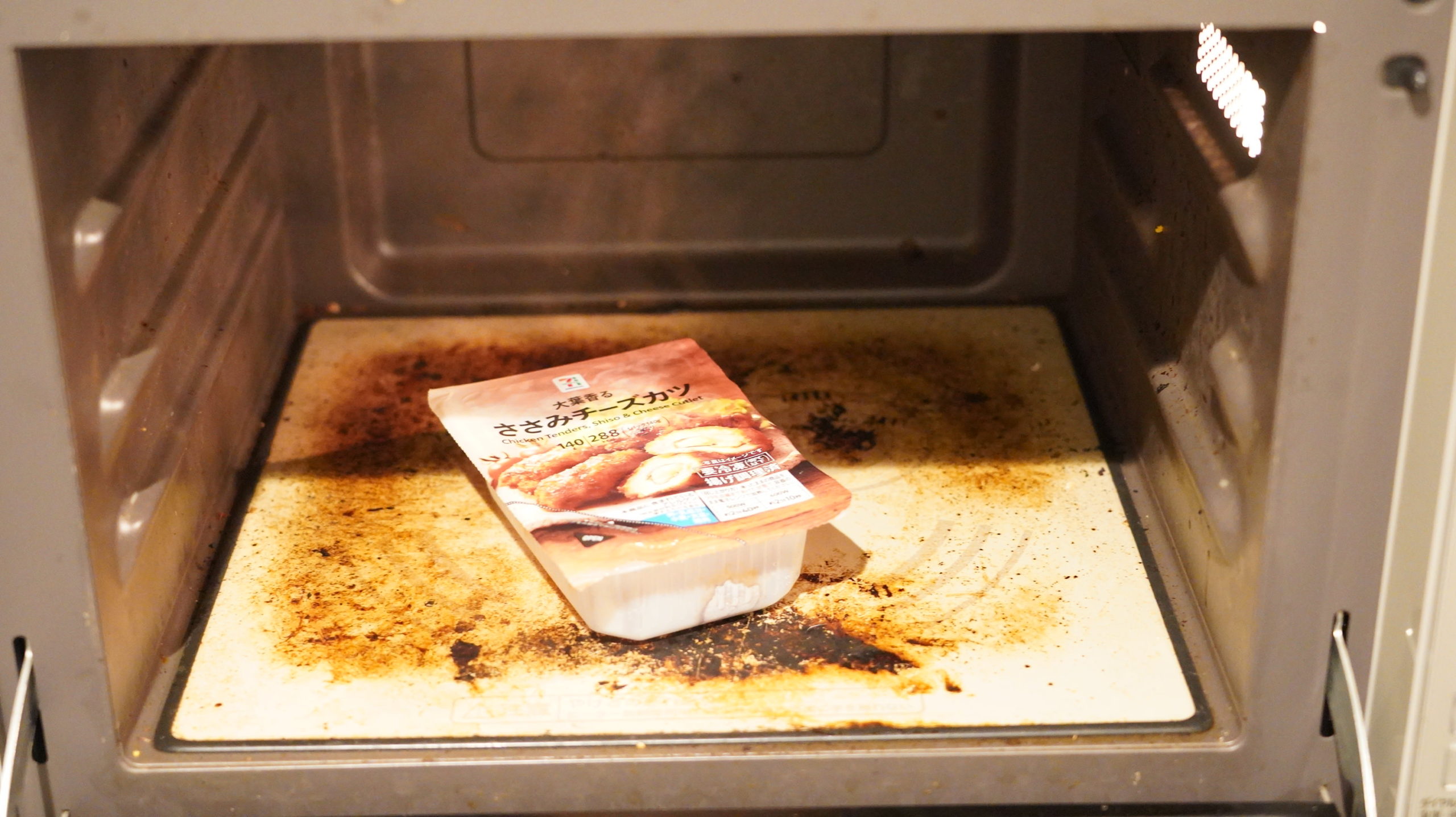 セブンイレブンの冷凍食品「大葉香る・ささみチーズカツ」を電子レンジで加熱している写真