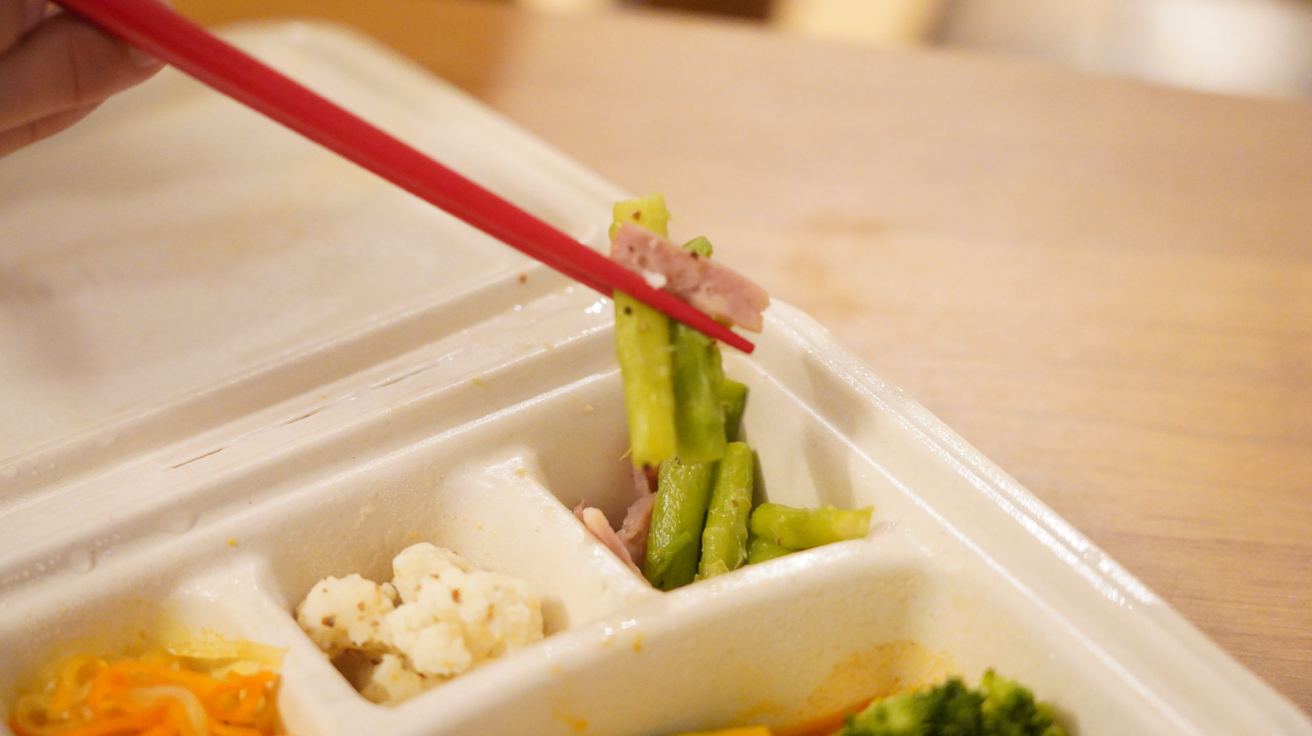 nosh（ナッシュ）の冷凍宅配弁当「ハンバーグと温野菜のデミ」のアスパラベーコンの写真