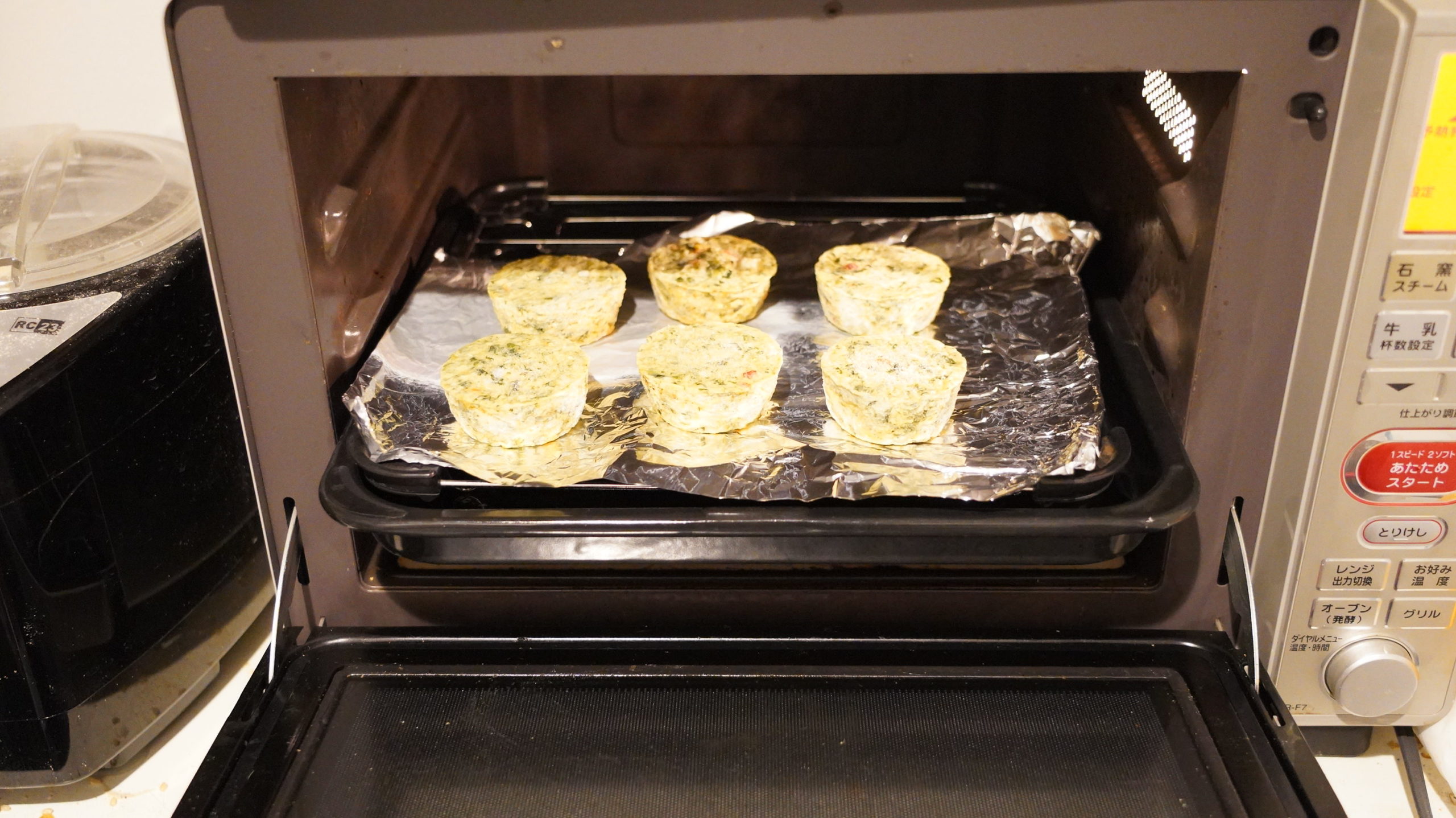 コストコの冷凍食品「ほうれん草のフリッタータ」をオーブンで調理している写真