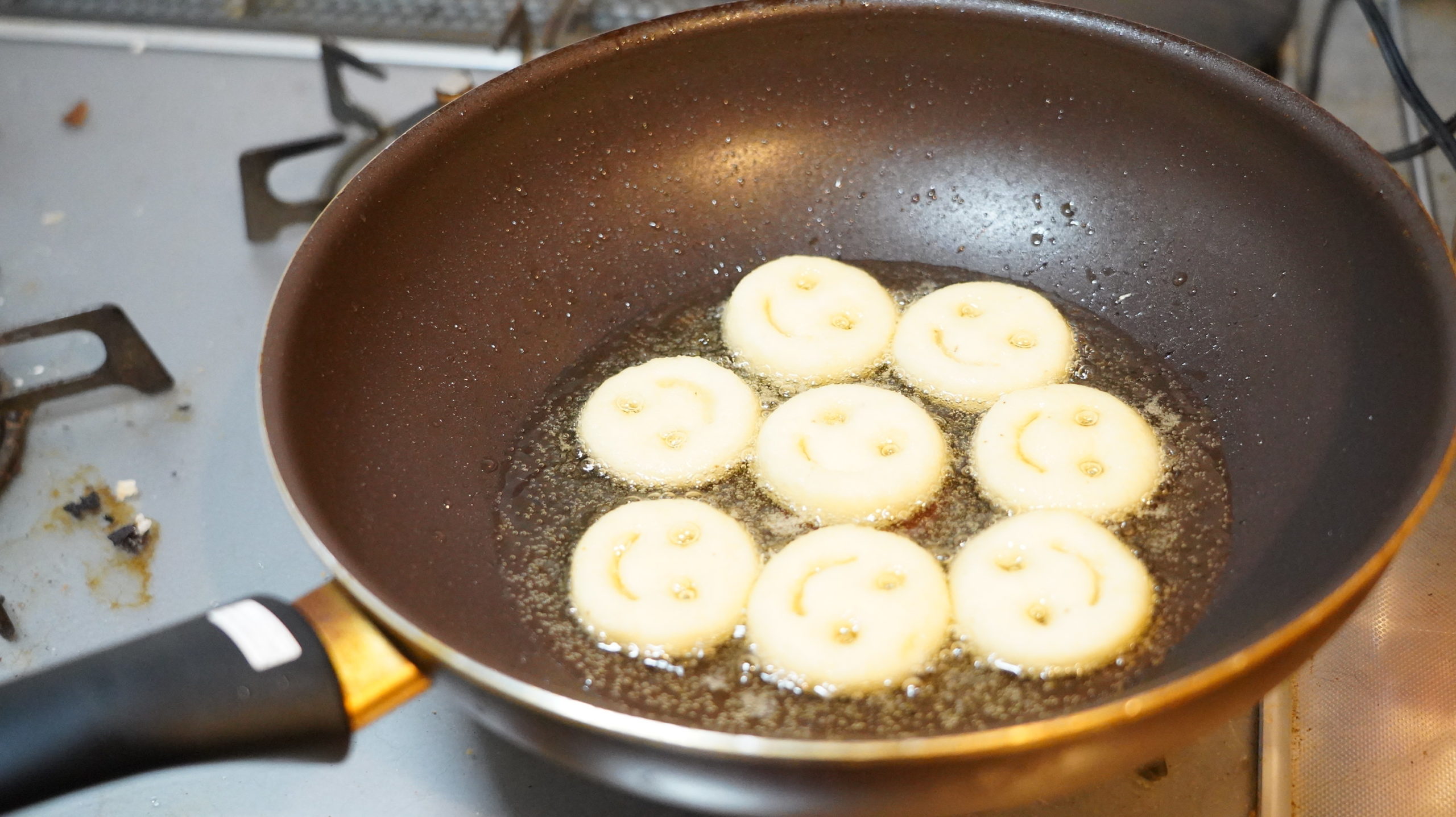 コストコの冷凍食品「マッケイン・スマイルポテト」をフライパンで調理している写真
