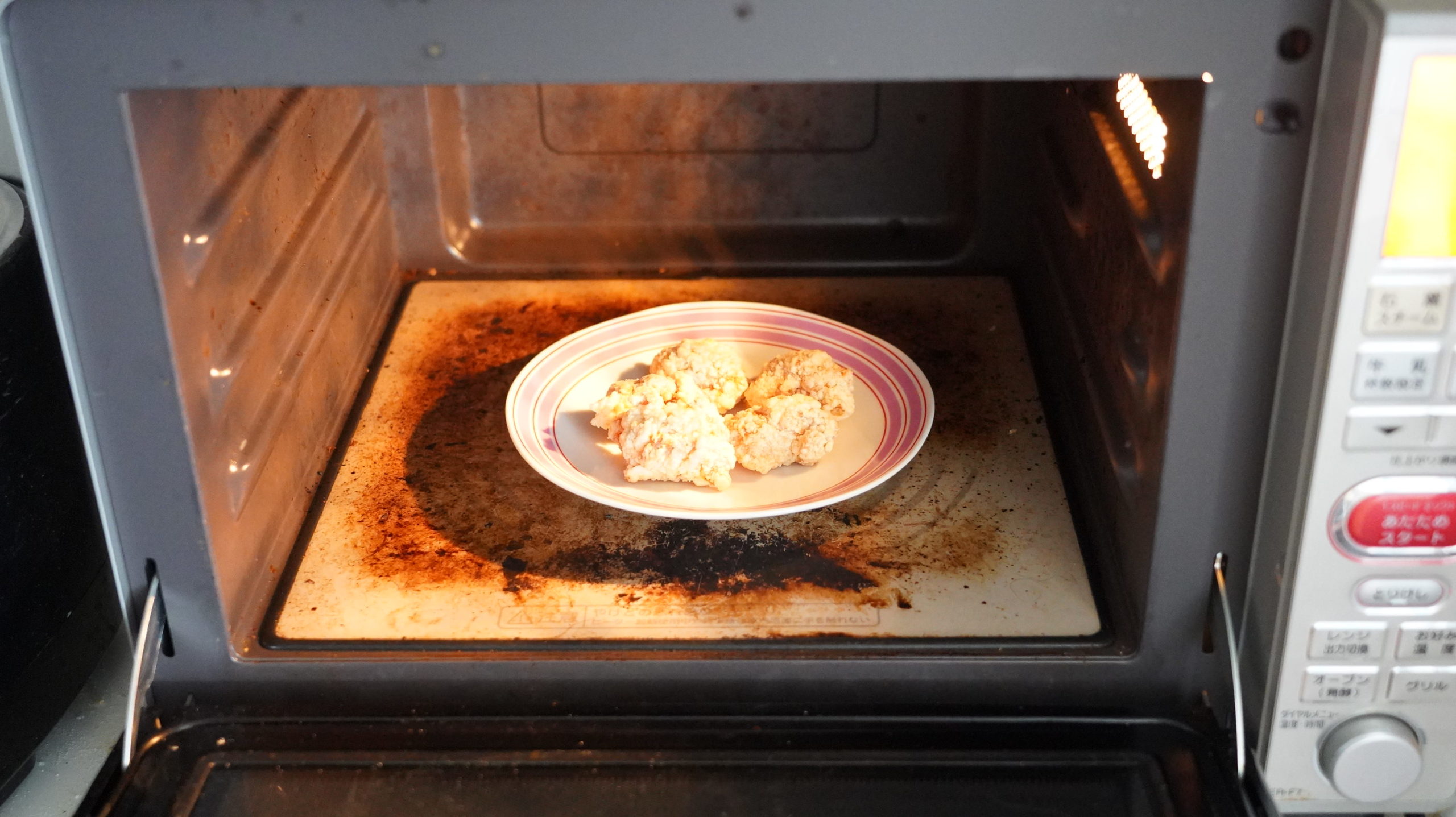 コストコの冷凍食品「CP 若鶏の竜田揚げ」を電子レンジで加熱している写真