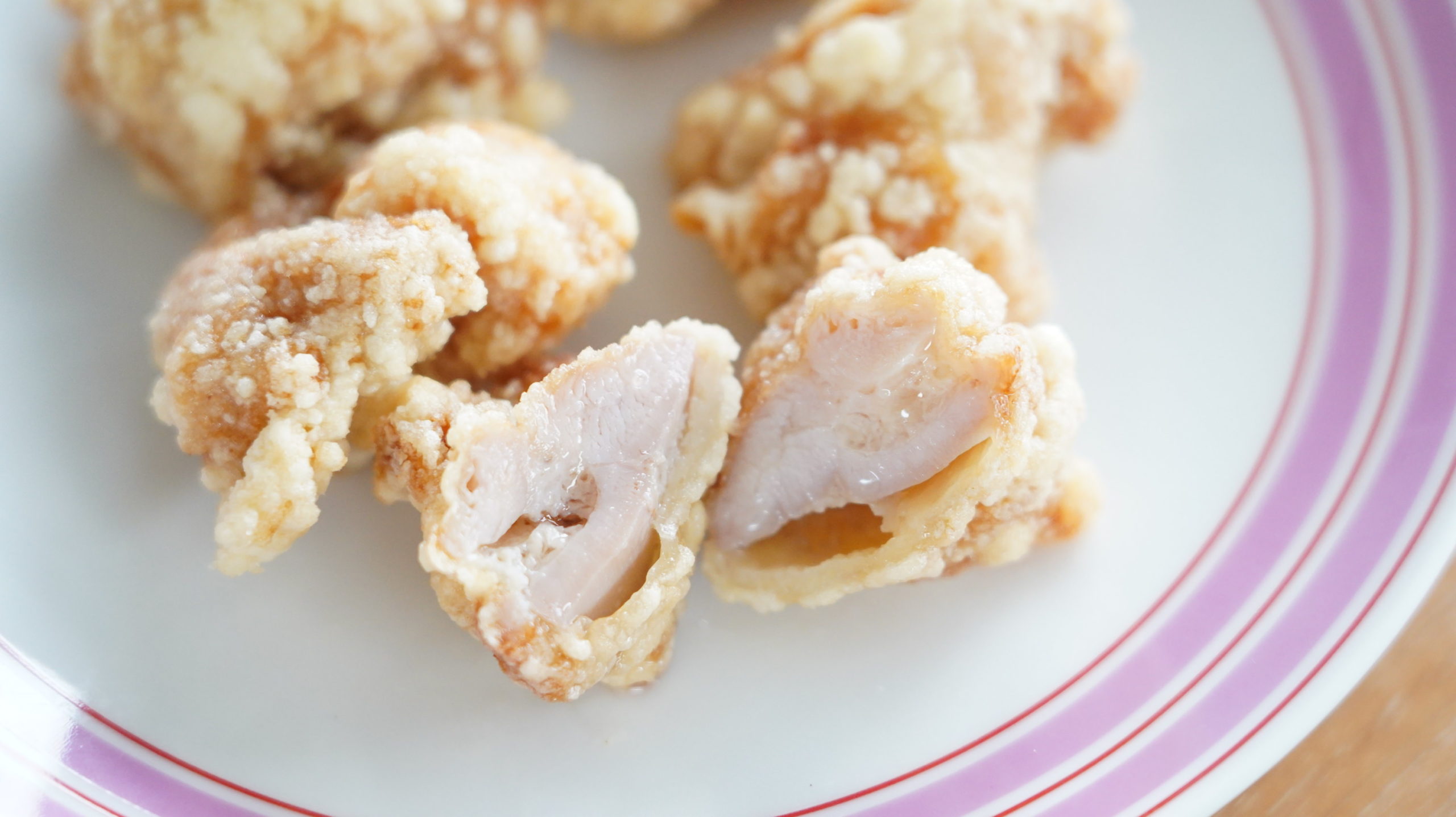 コストコのおすすめ冷凍食品「CP 若鶏の竜田揚げ」の断面から肉汁が溢れ出ている写真