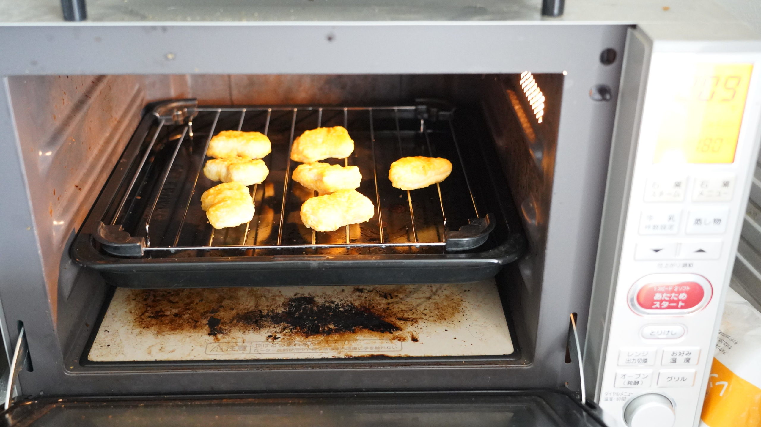 コストコの冷凍食品「CP チキンナゲット」をオーブンで調理している写真
