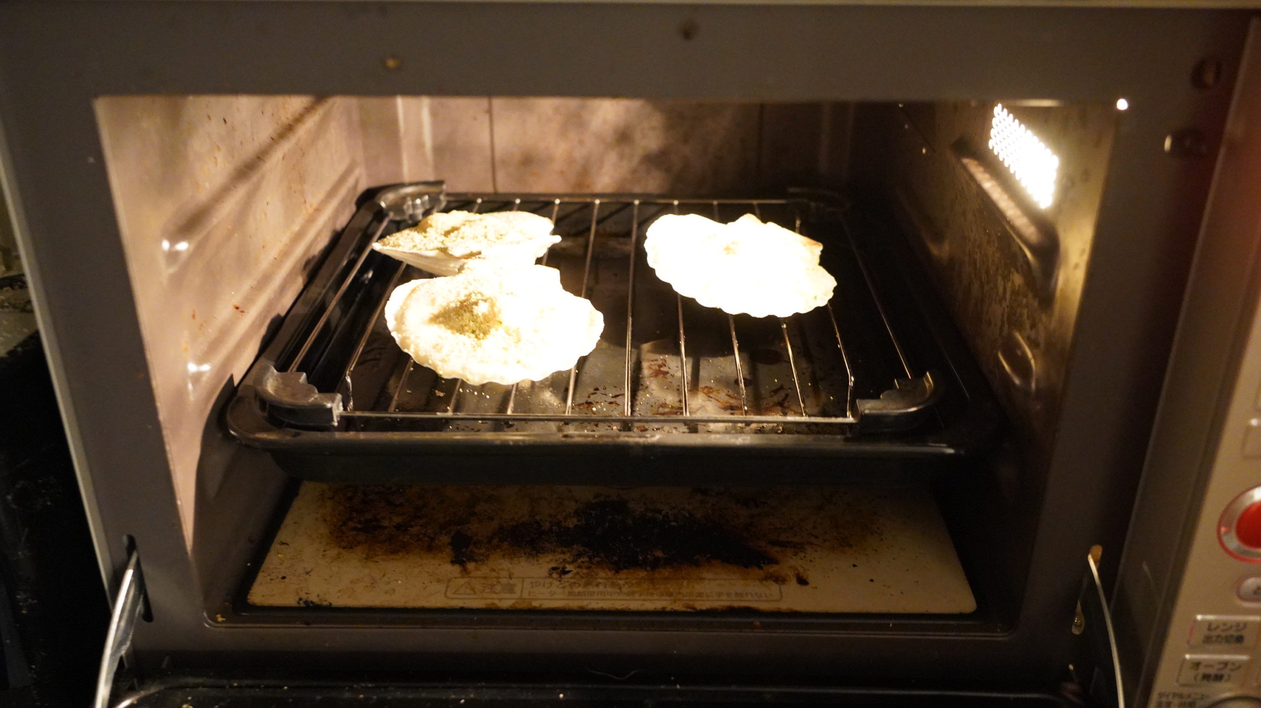 ピカールの冷凍食品「サンジャックのオーブン焼き・ノルマンディ―風」をオーブンで加熱している写真