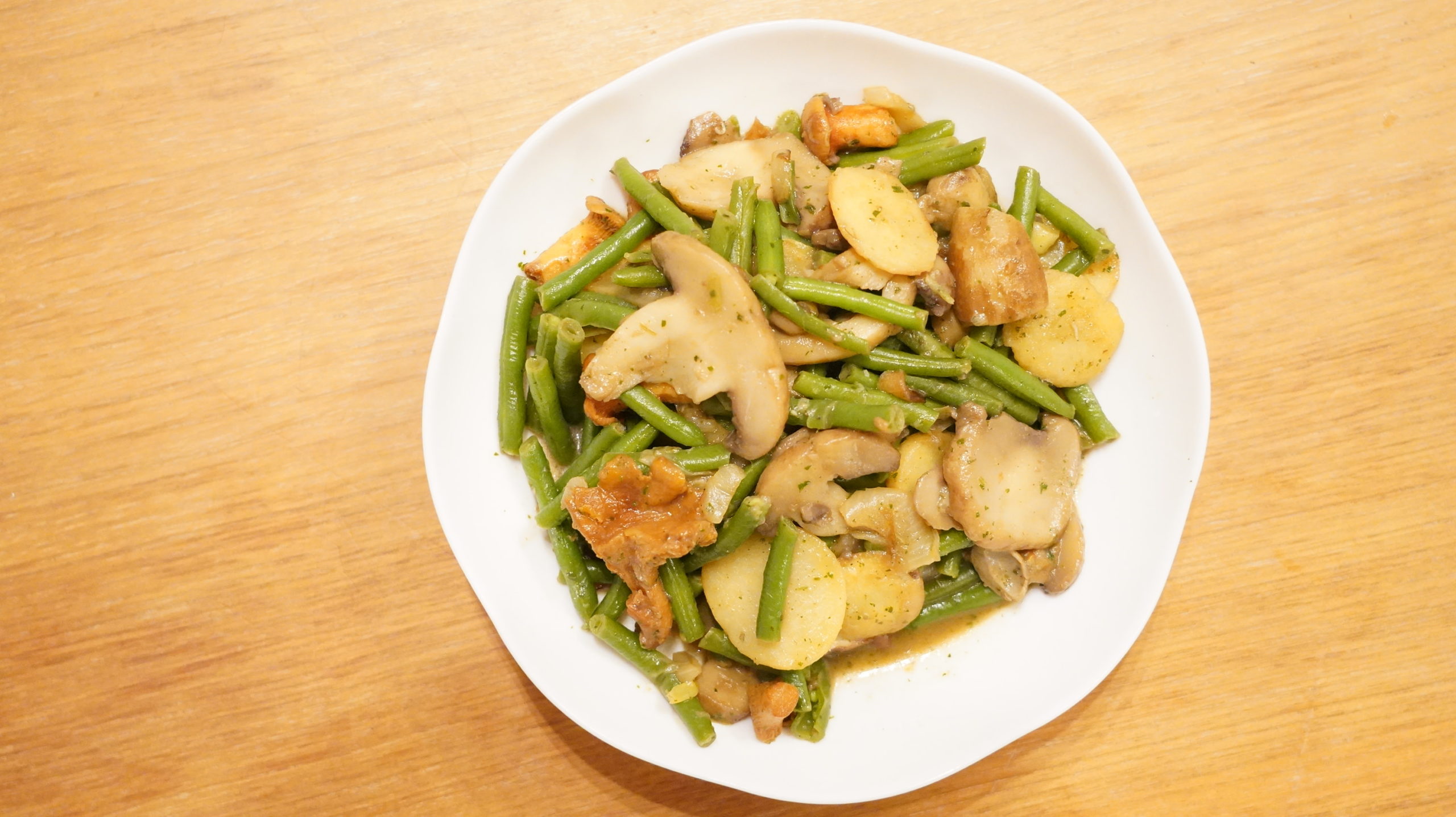 ピカールの冷凍食品「付合せ野菜ミックス（ジャガイモ、インゲン、キノコ）」を上から撮影した写真