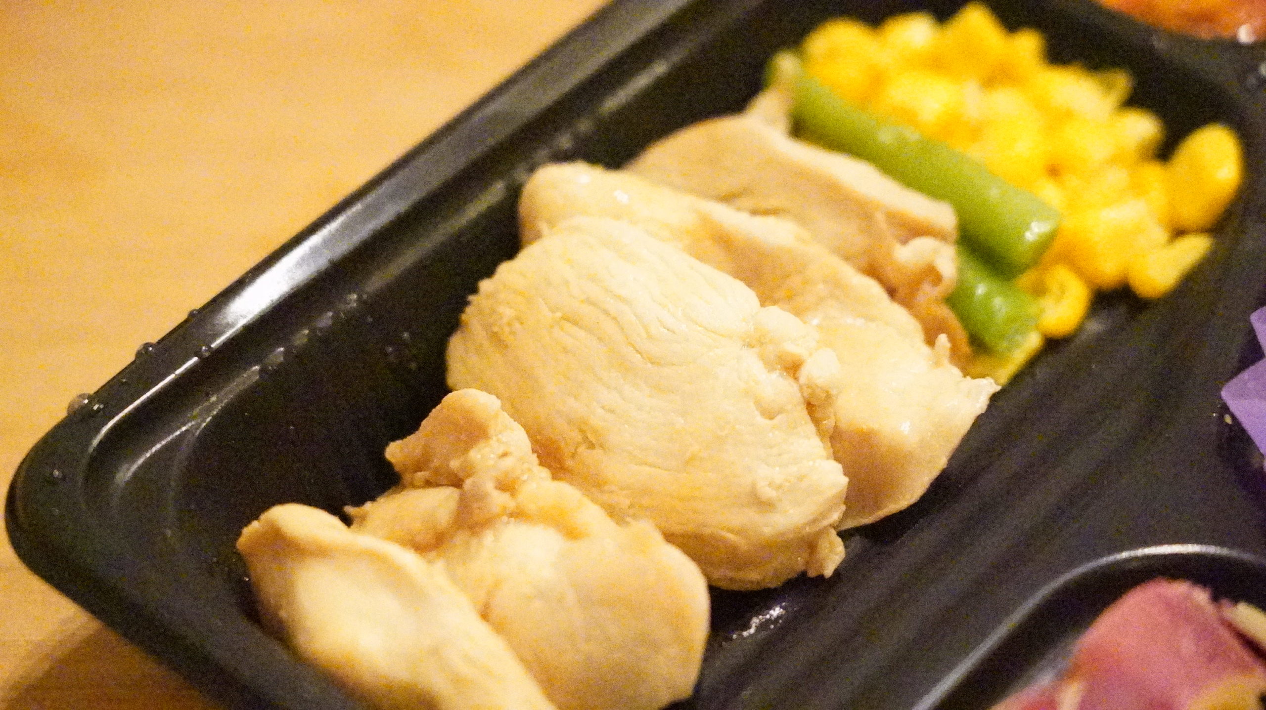 More than Deli（モアザンデリ）の冷凍弁当「鶏肉のいため煮」の鶏肉の写真