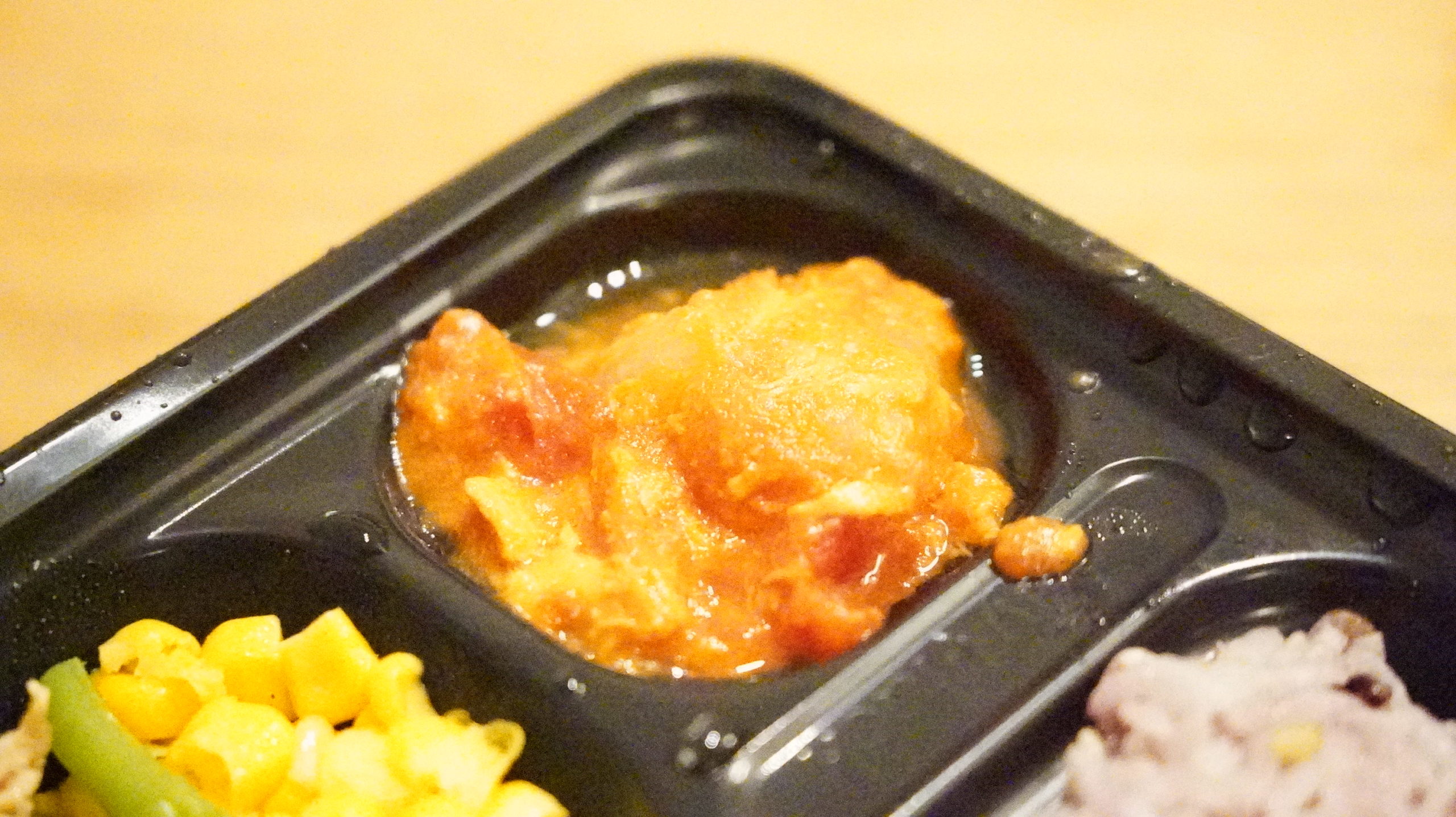More than Deli（モアザンデリ）の冷凍弁当「鶏肉のいため煮」の付け合わせの写真