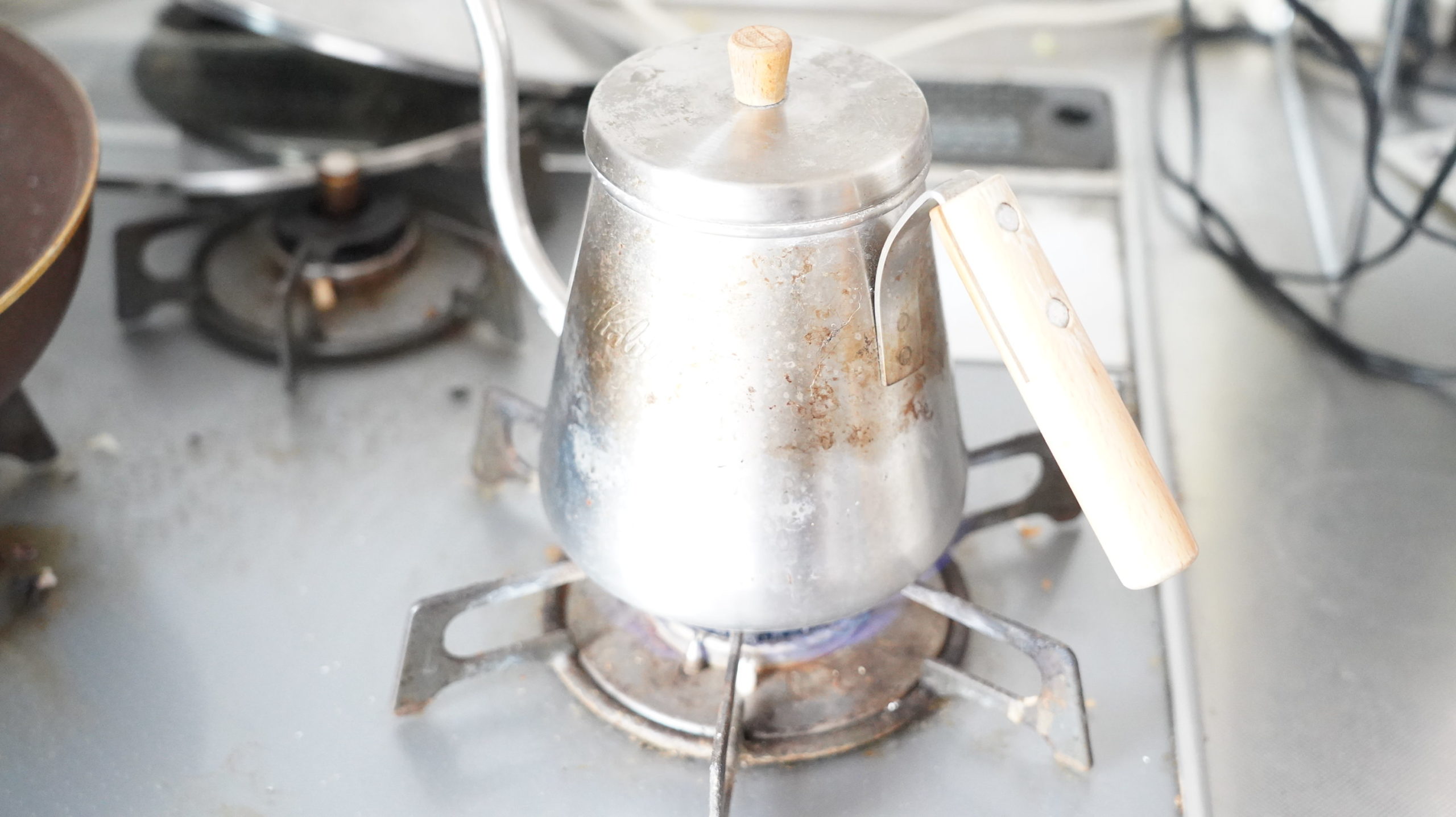 セブンイレブンの冷凍食品「胡麻が濃厚な坦々麺」のスープを作るためにお湯を沸かしている写真