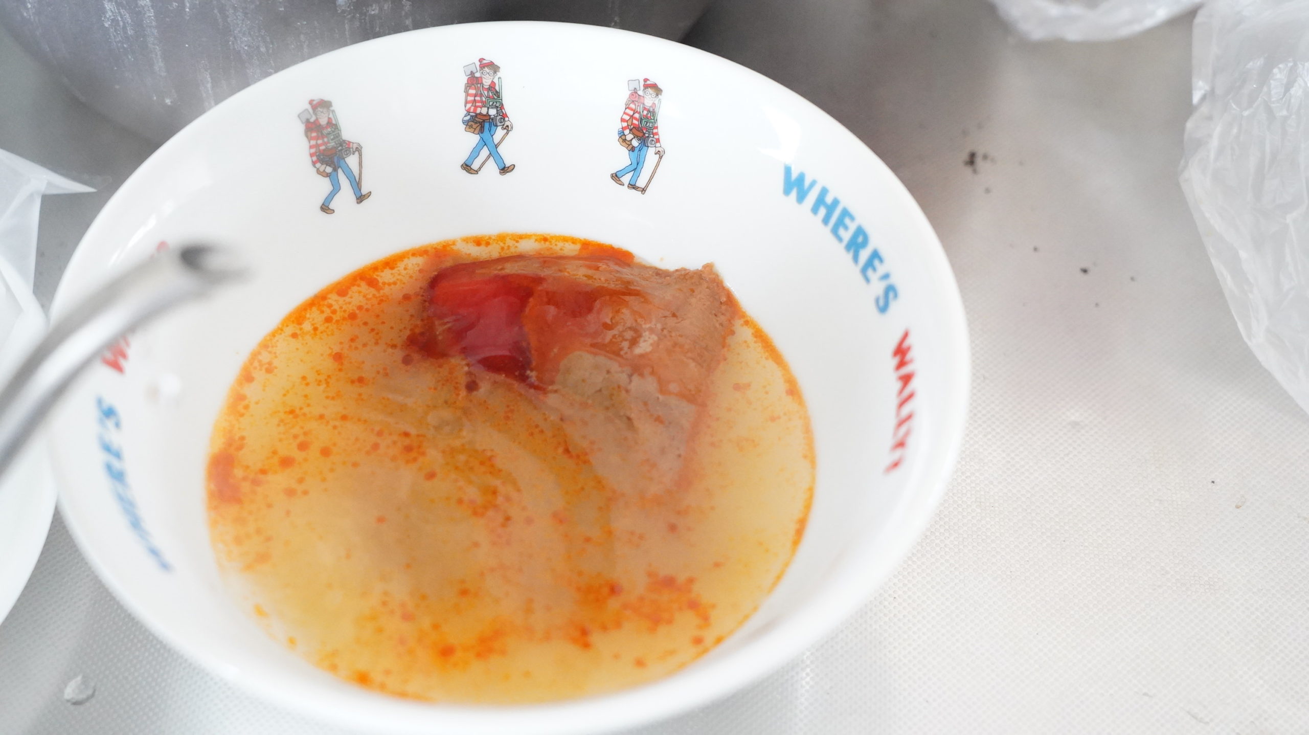 セブンイレブンの冷凍食品「胡麻が濃厚な坦々麺」のスープの写真