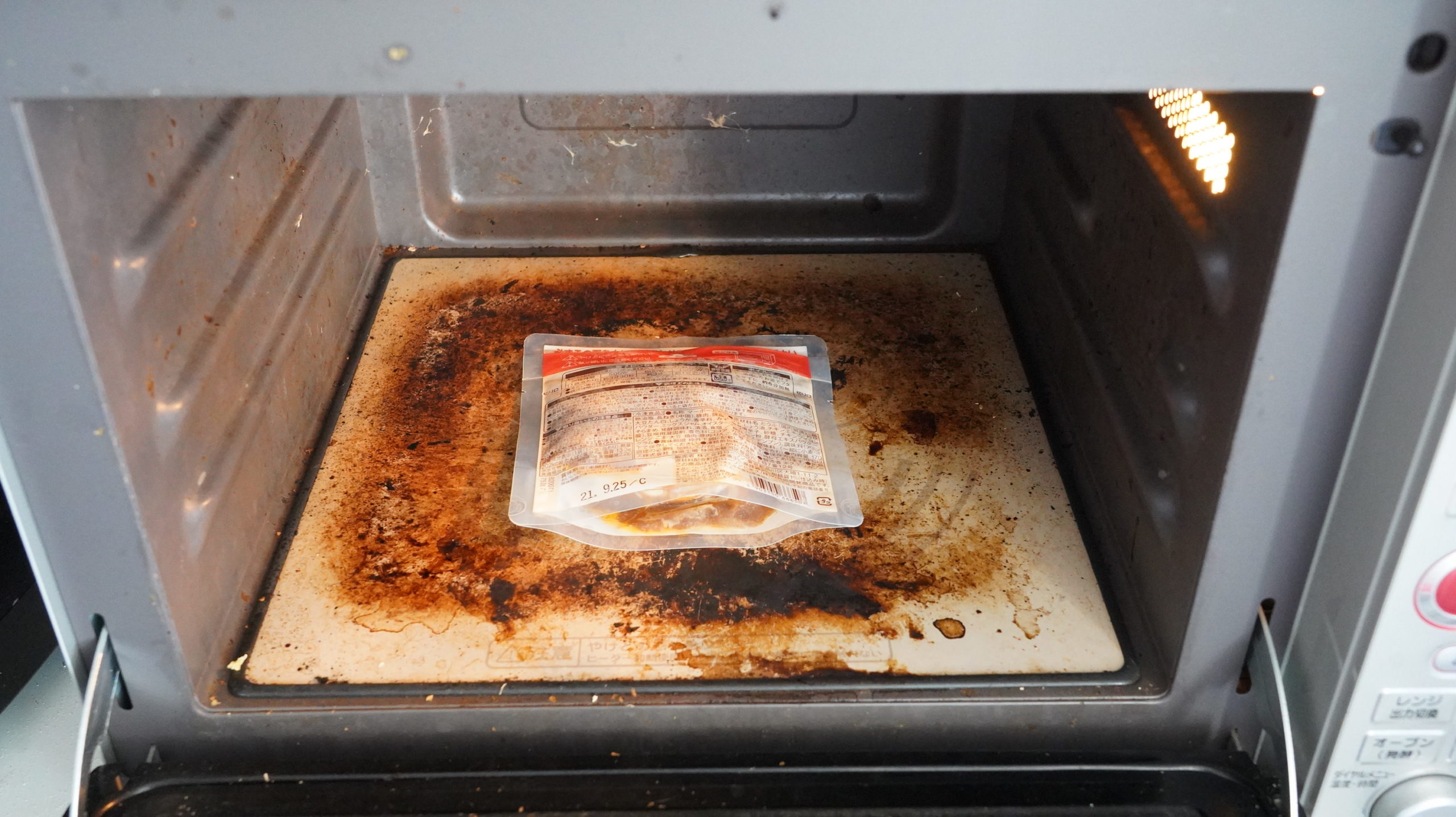 ローソンの冷凍食品「四川風麻婆豆腐」を電子レンジで加熱している写真