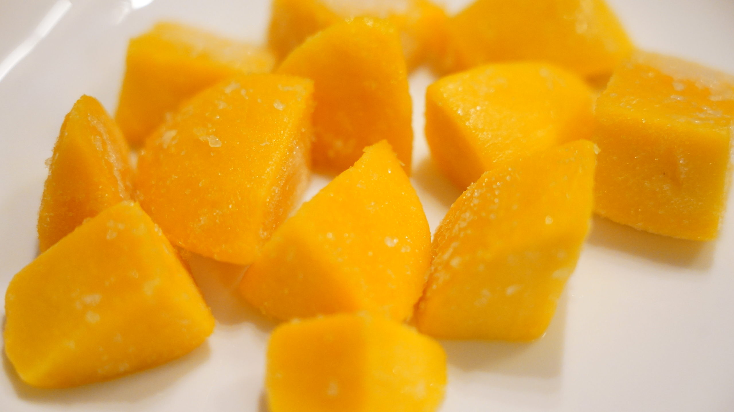ファミリーマートの冷凍食品「DOLE・完熟マンゴー」が少し凍っている写真