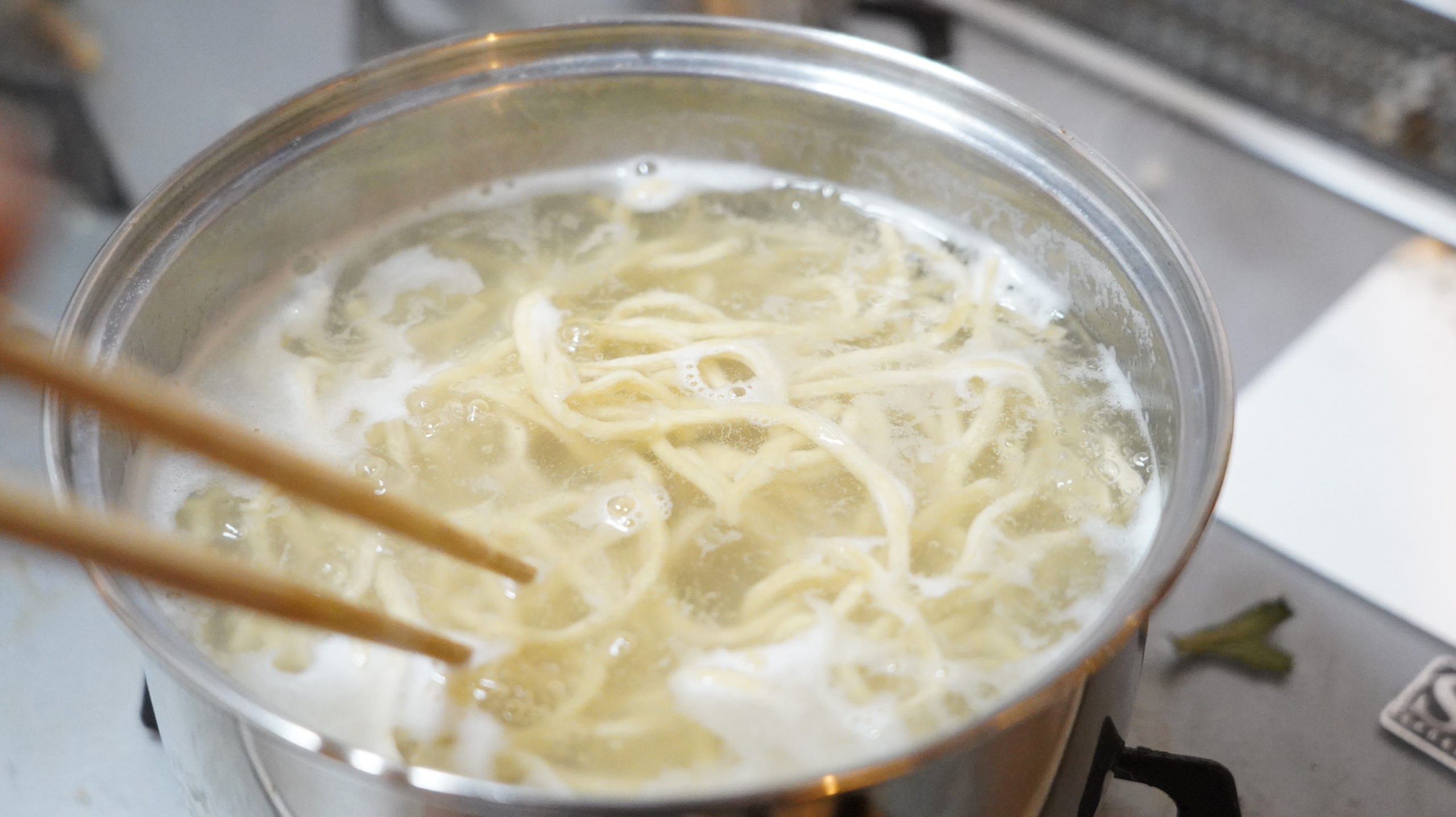 オンライン通販で注文した三田製麺所の「冷凍つけ麺」を調理している写真