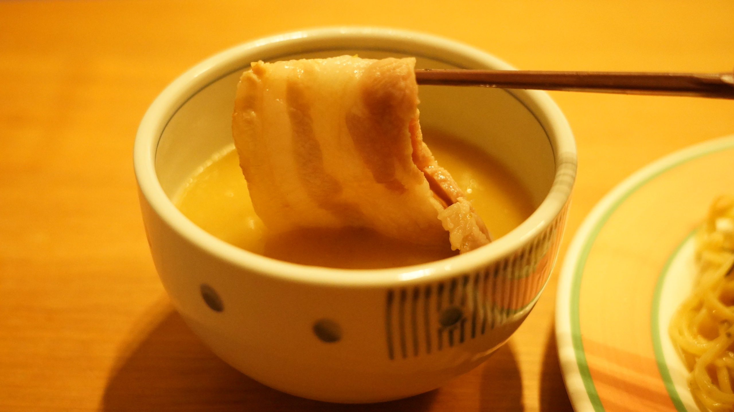「ラーメンにっこう」のお取り寄せオンライン通販「柚子白湯つけ麺」のチャーシューの写真