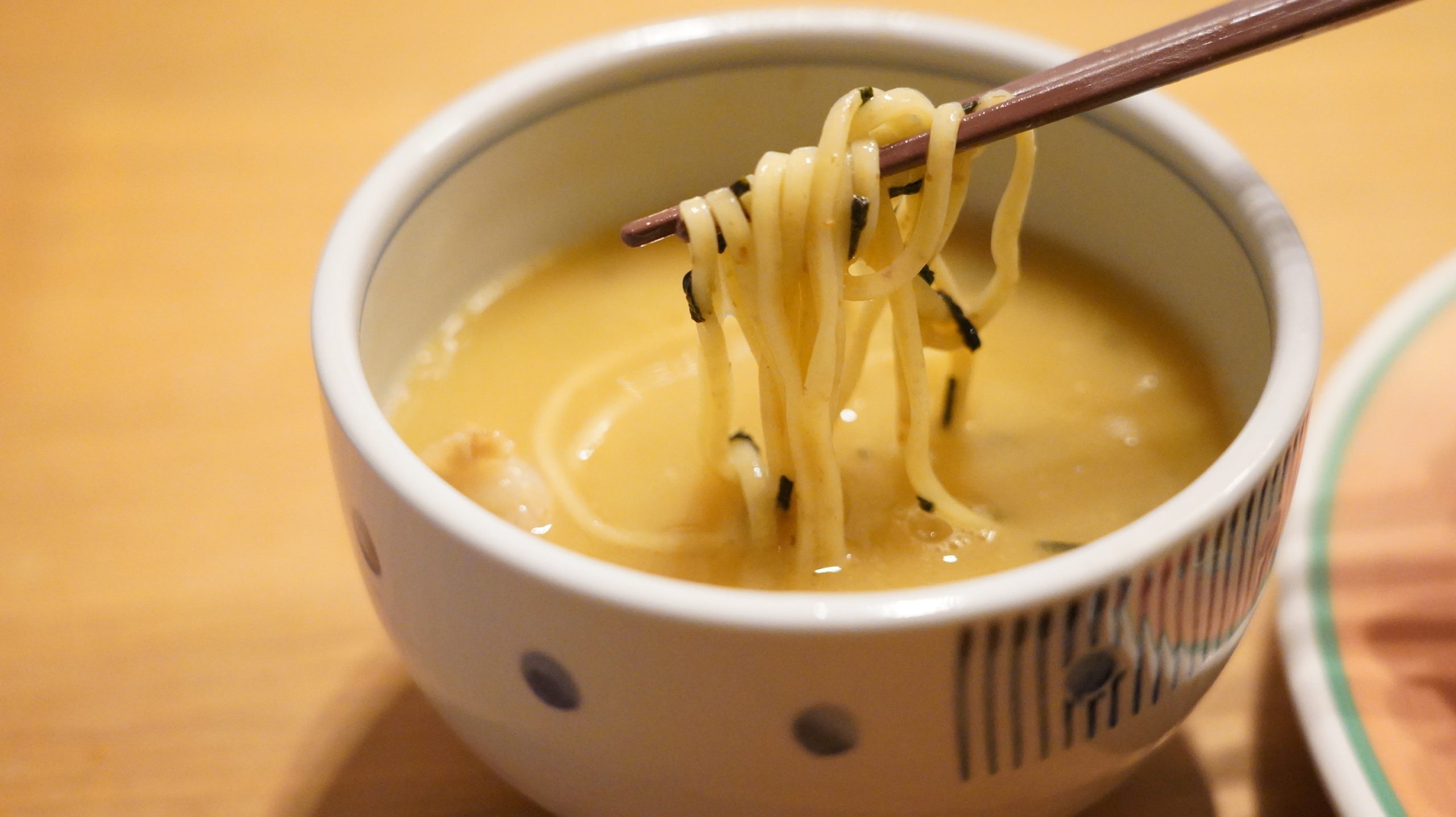 「ラーメンにっこう」のお取り寄せオンライン通販「柚子白湯つけ麺」の麺の拡大写真