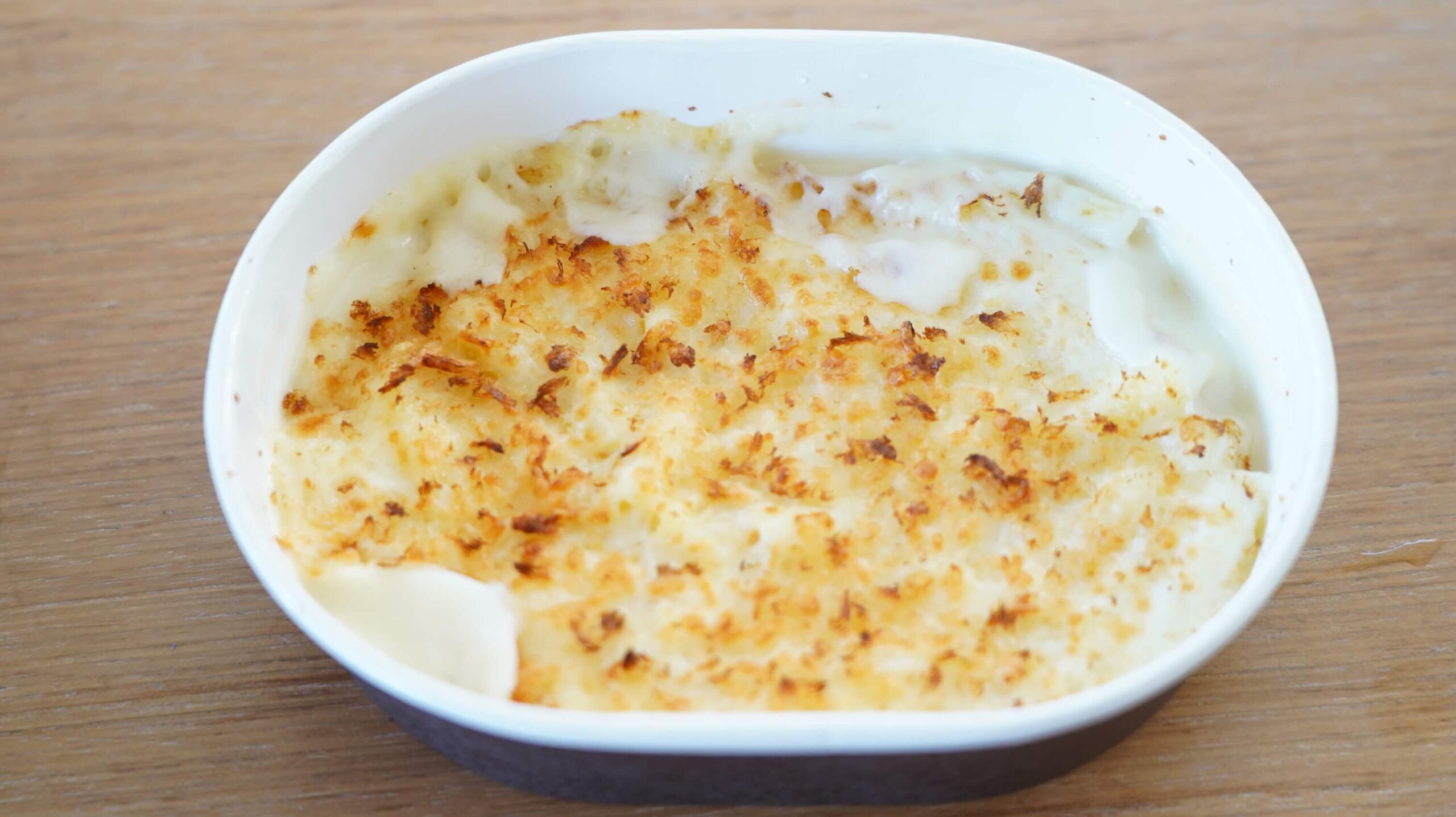 セブンイレブンの冷凍食品「チーズの香り広がる・マカロニグラタン」を上から撮影した写真