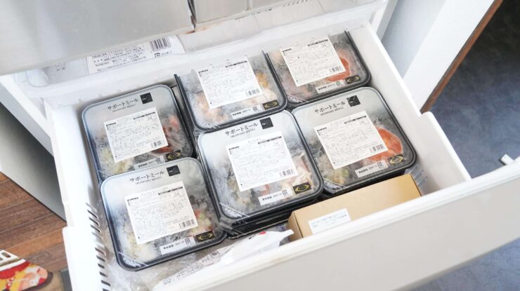 ライザップ（RIZAP）で食事制限してダイエットする際に使う宅食用ボディメイク冷凍弁当「サポートミール」（健康食品）が冷凍庫に並んでいる写真