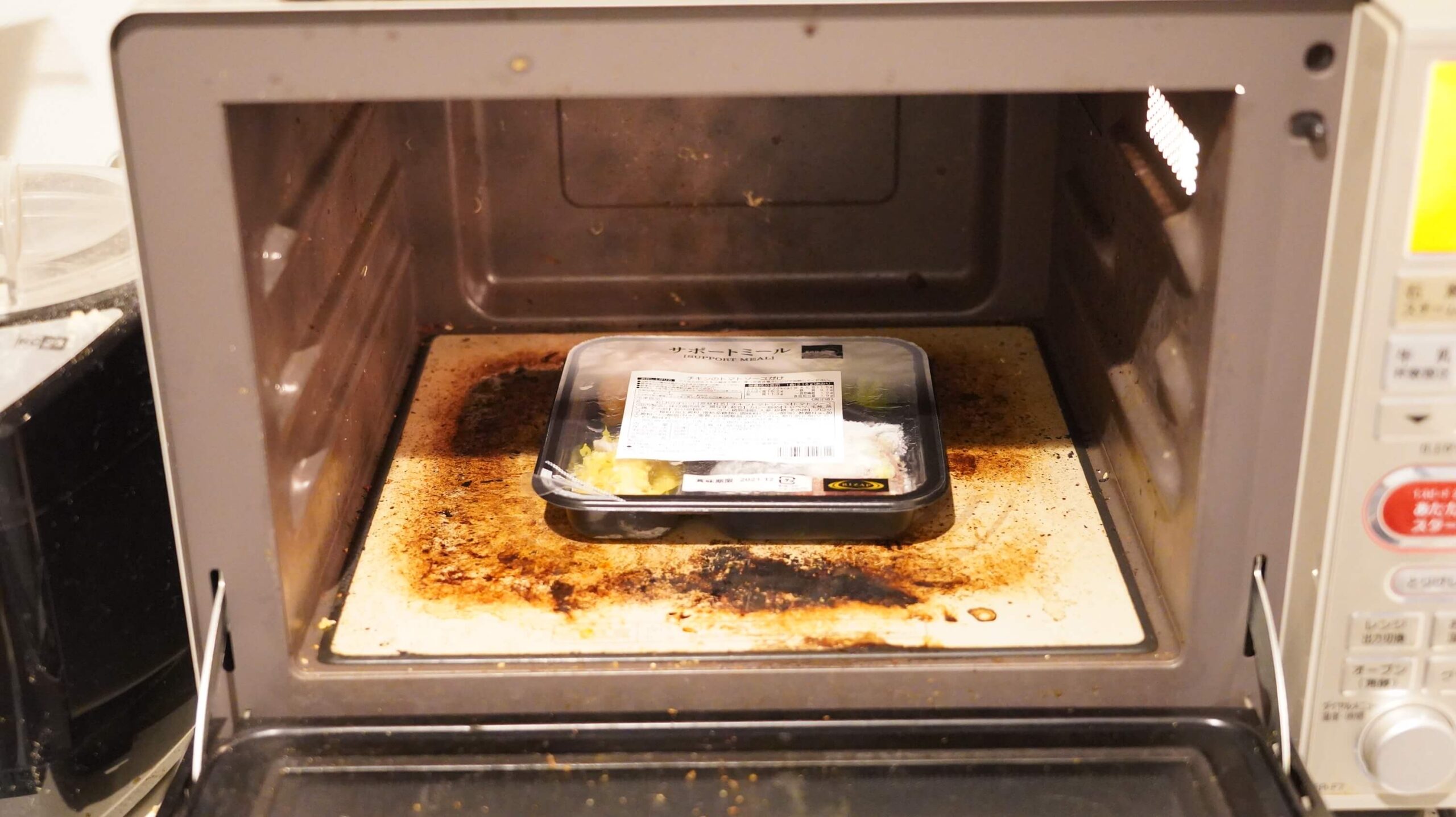ライザップのサポートミール「チキンのトマトソースがけ」を電子レンジで加熱している写真