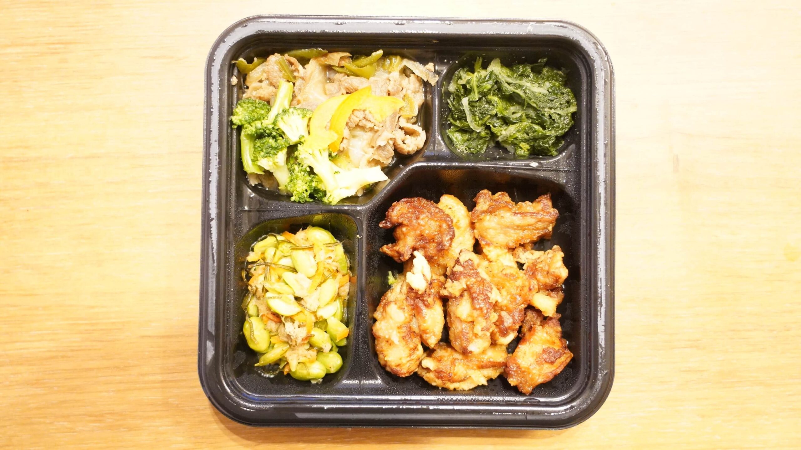 ライザップ（RIZAP）で食事制限してダイエットする際に使う宅食用ボディメイク冷凍弁当「サポートミール」（健康食品）の「鶏の唐揚げ」の写真