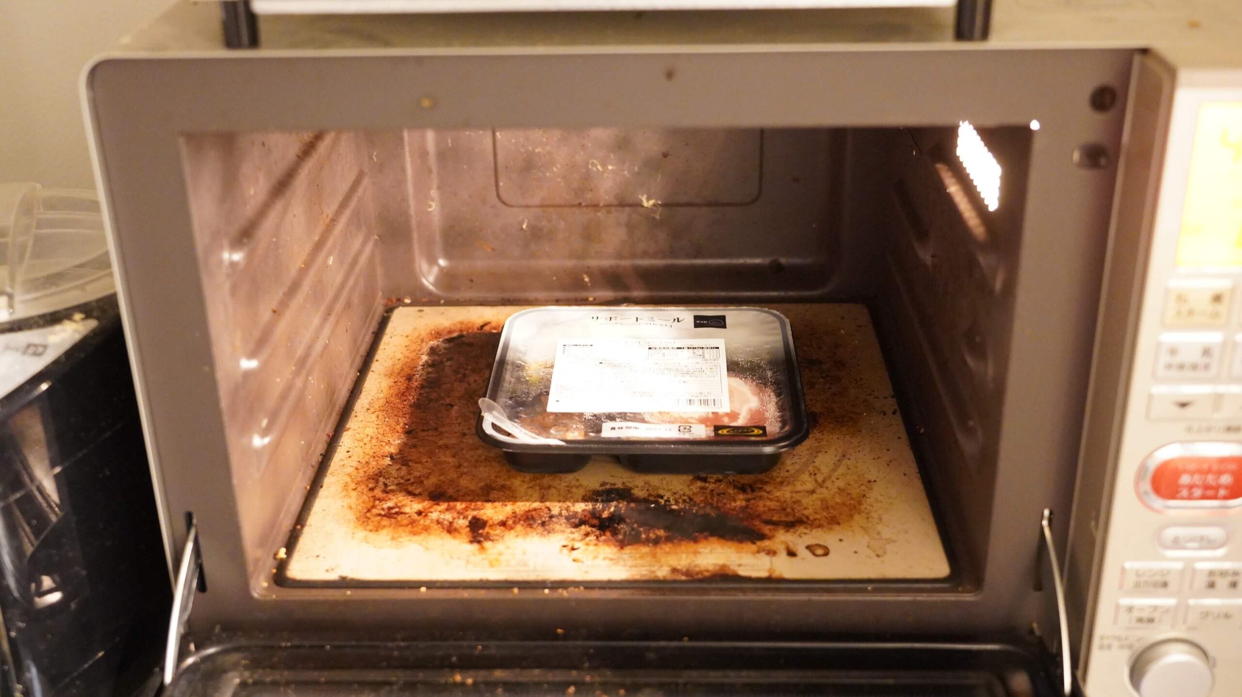 ライザップのサポートミール「さばのトマトソースがけ」を電子レンジで加熱している写真