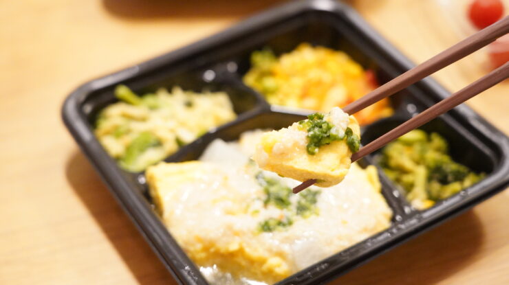ライザップ（RIZAP）で食事制限してダイエットする際に使う宅食用ボディメイク冷凍弁当「サポートミール」（健康食品）の「卵焼きのそぼろあんかけ」を箸でつまんでいる写真
