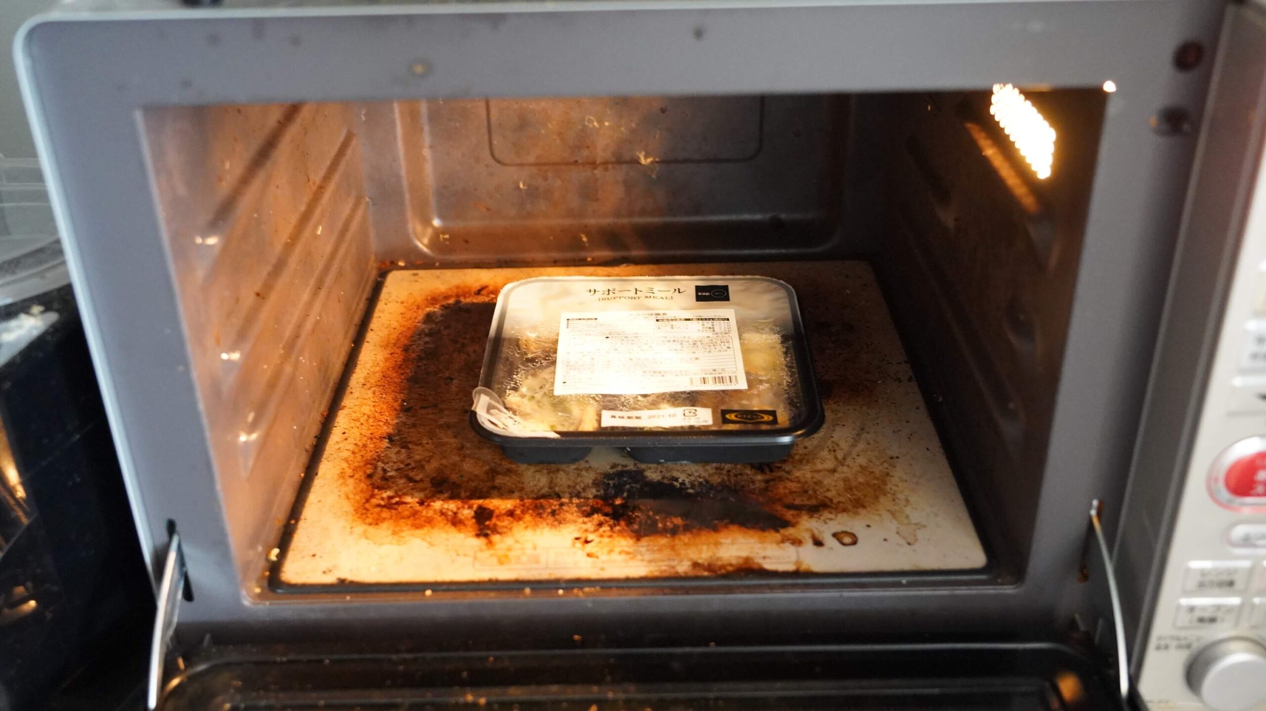ライザップのサポートミール「さばの味噌煮」を電子レンジで加熱している写真