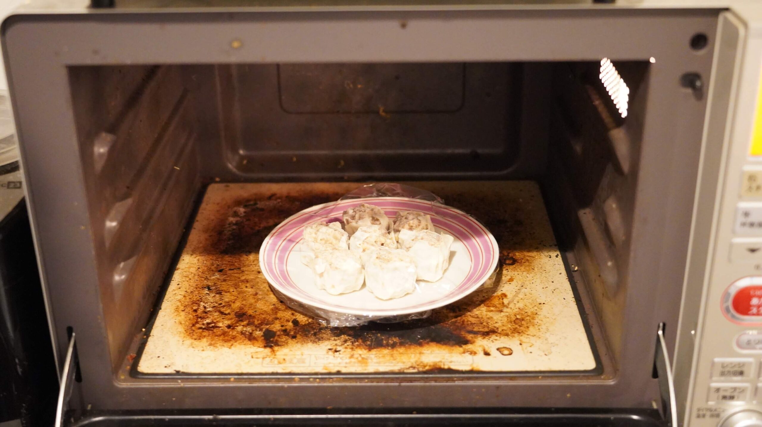 コストコのシューマイ冷凍食品「贅沢焼売」を電子レンジで加熱している写真
