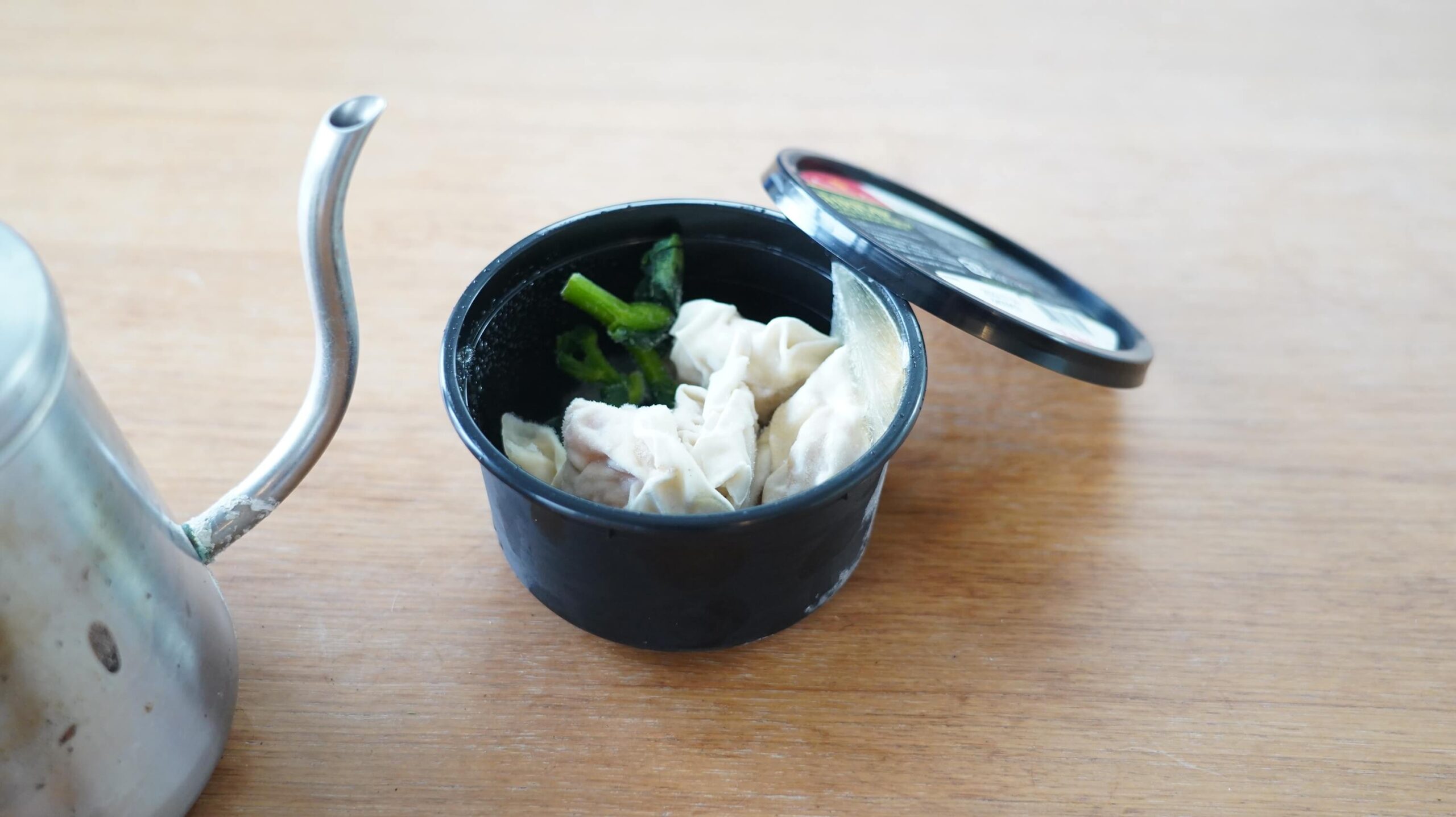 コストコの冷凍食品「海老ワンタンスープ」のフタを開けた写真