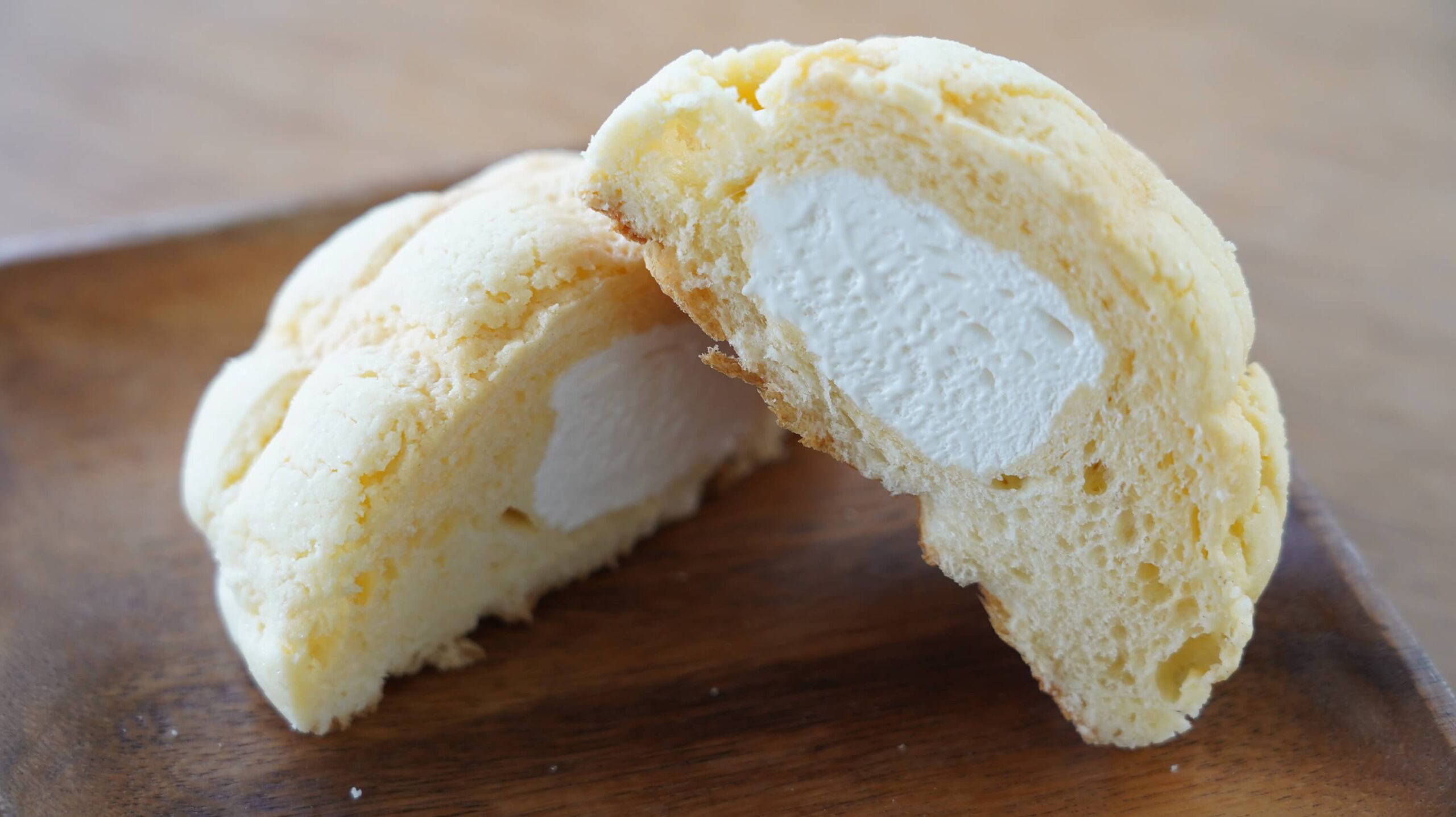 セブンイレブンのおすすめ冷凍食品「冷たく食べるメロンパン」の断面の写真