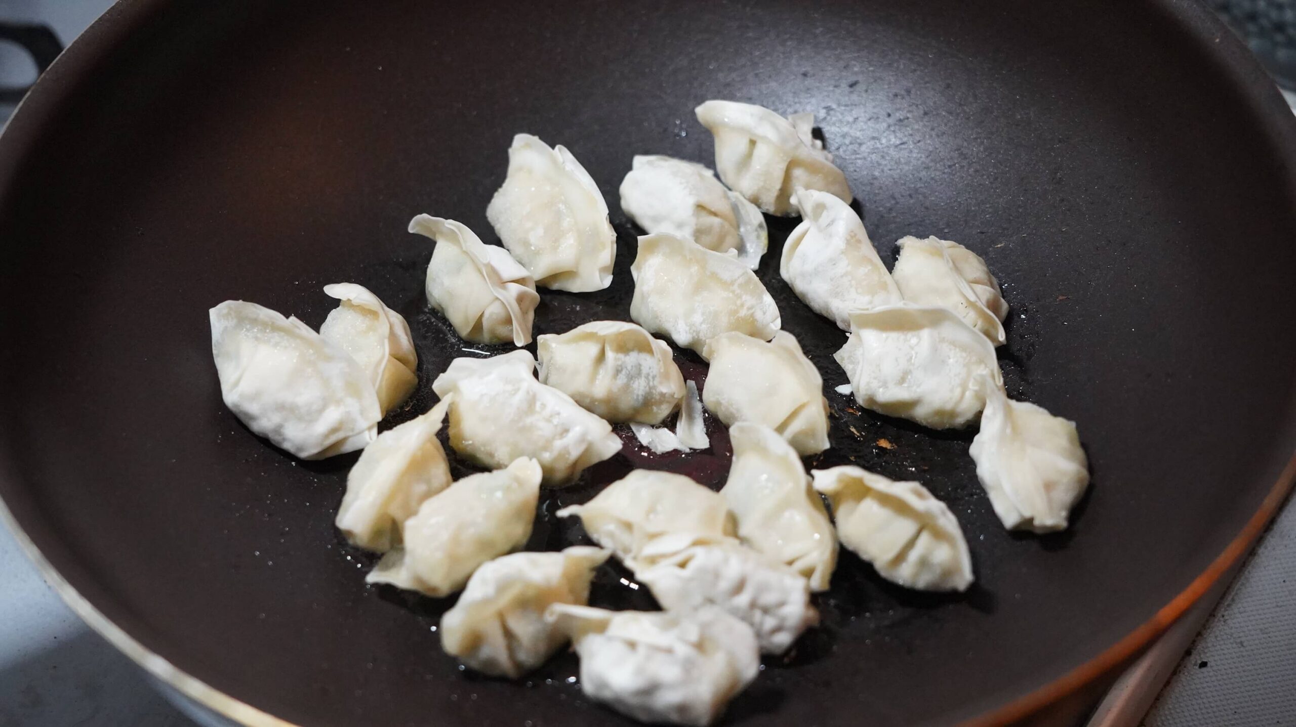 コストコの冷凍食品「ビビゴ 水餃子」をフライパンで揚げ焼きしている写真