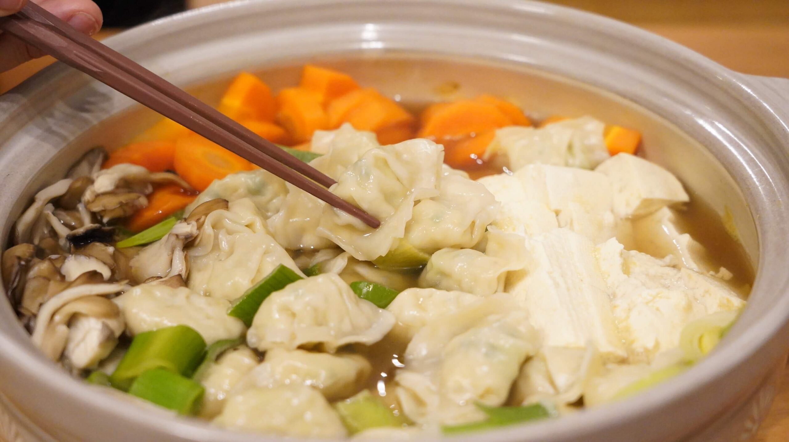コストコの冷凍食品「ビビゴ 水餃子」を鍋に入れて鶏がらスープやコンソメで味付けした写真
