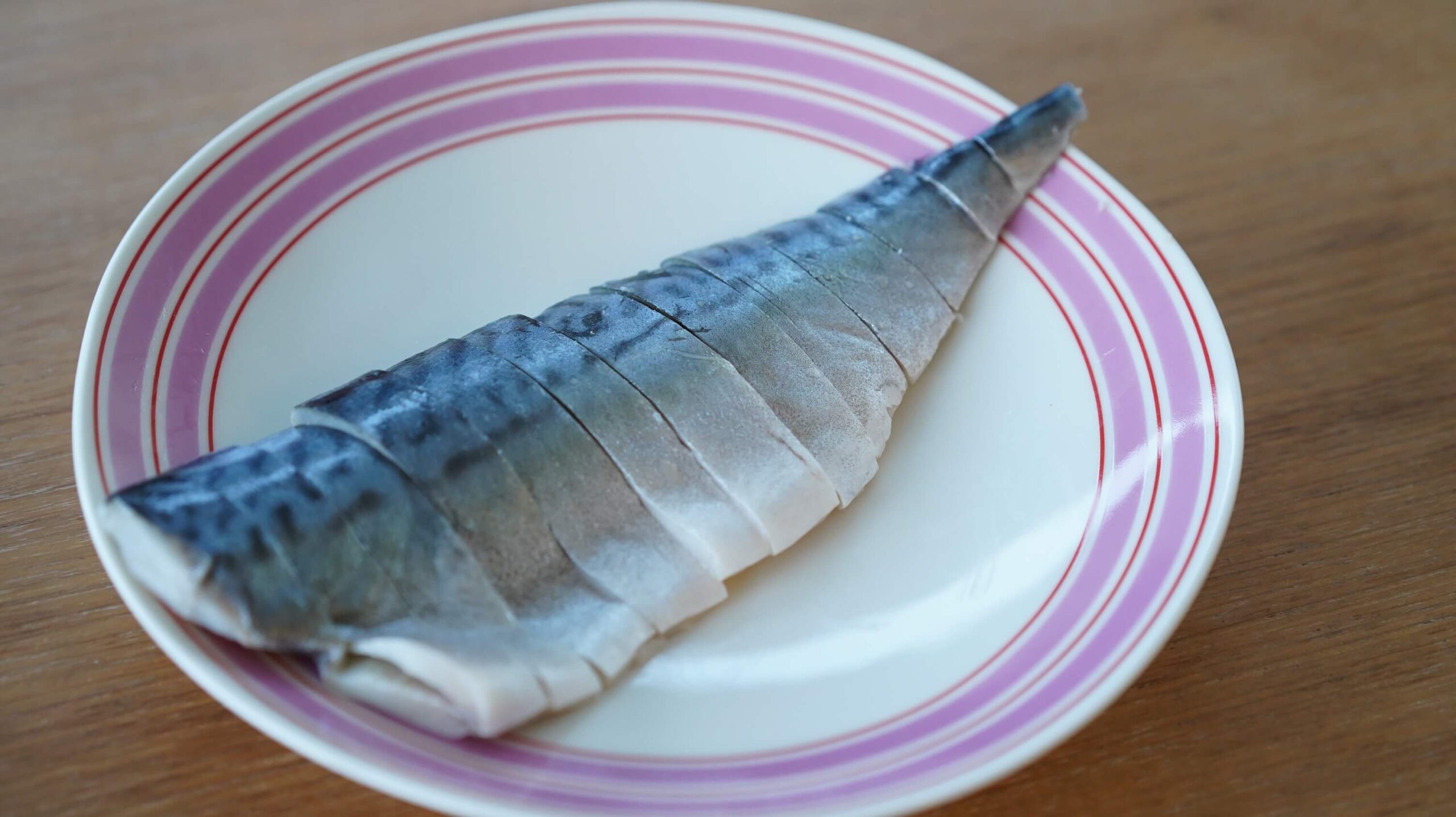 生協（コープ）の冷凍食品「国産素材・しめさば」の鯖を皿に盛りつけた写真
