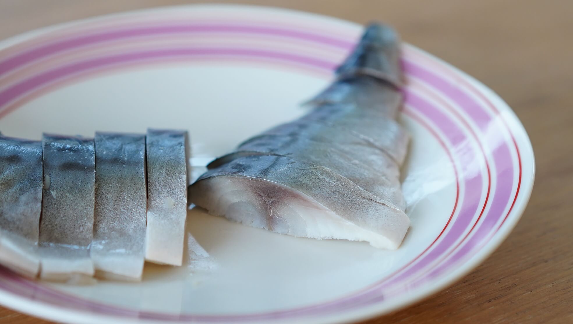 生協（コープ）の冷凍食品「国産素材・しめさば」の鯖の断面の写真