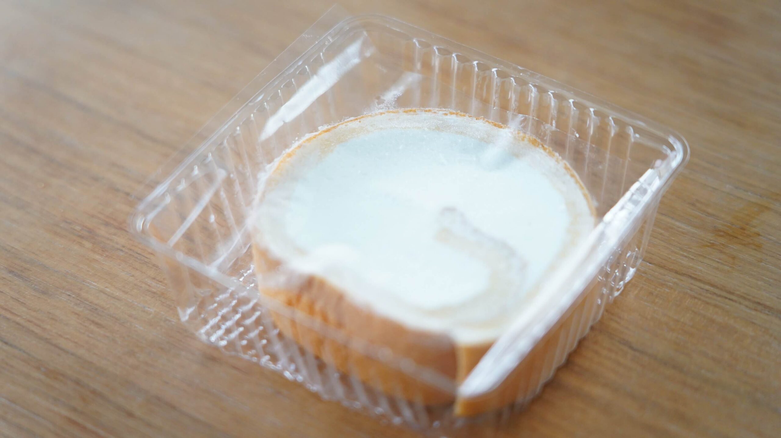 nosh（ナッシュ）の冷凍食品「ロールケーキ」の中身の写真